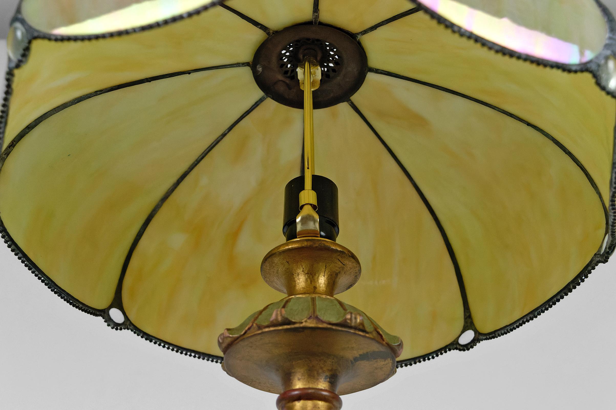 Lampadaire en bois sculpté doré et abat-jour en verre nacré, Art Deco, années 1920. en vente 3