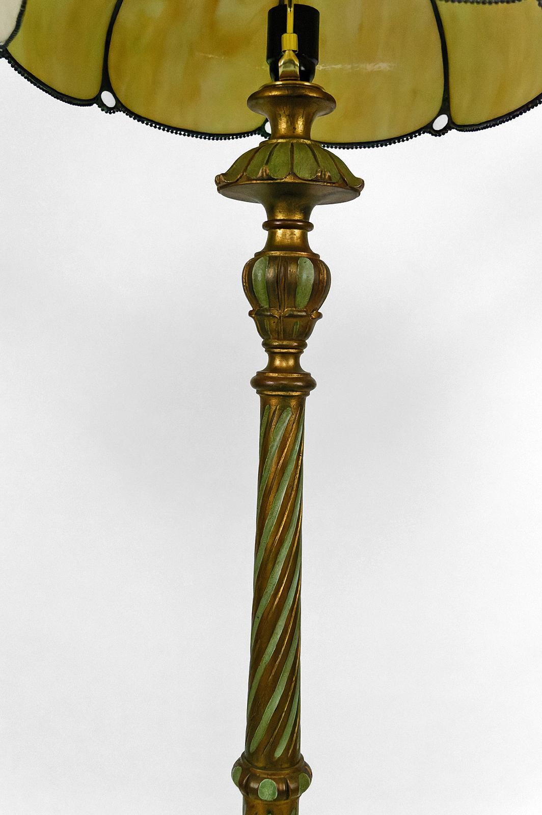 Lampadaire en bois sculpté doré et abat-jour en verre nacré, Art Deco, années 1920. en vente 4