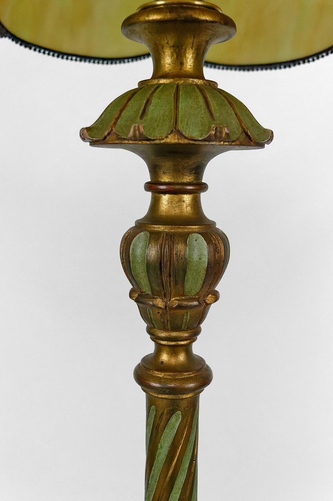 Lampadaire en bois sculpté doré et abat-jour en verre nacré, Art Deco, années 1920. en vente 5