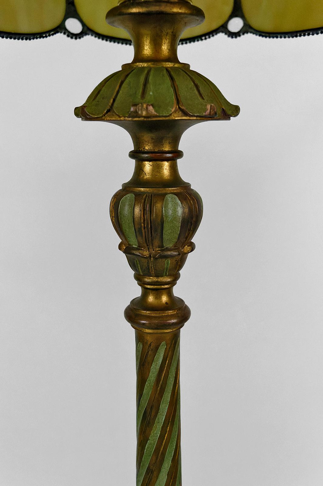 Lampadaire en bois sculpté doré et abat-jour en verre nacré, Art Deco, années 1920. en vente 6