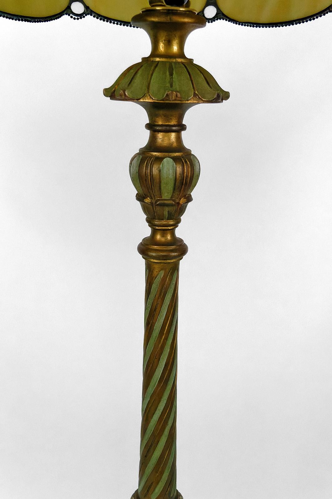 Lampadaire en bois sculpté doré et abat-jour en verre nacré, Art Deco, années 1920. en vente 7
