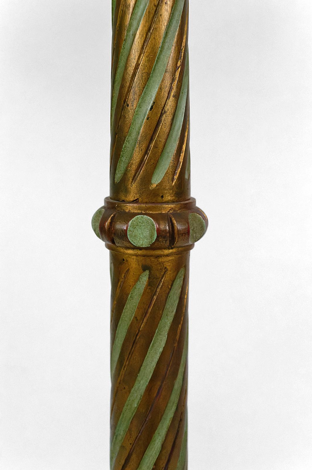 Lampadaire en bois sculpté doré et abat-jour en verre nacré, Art Deco, années 1920. en vente 9