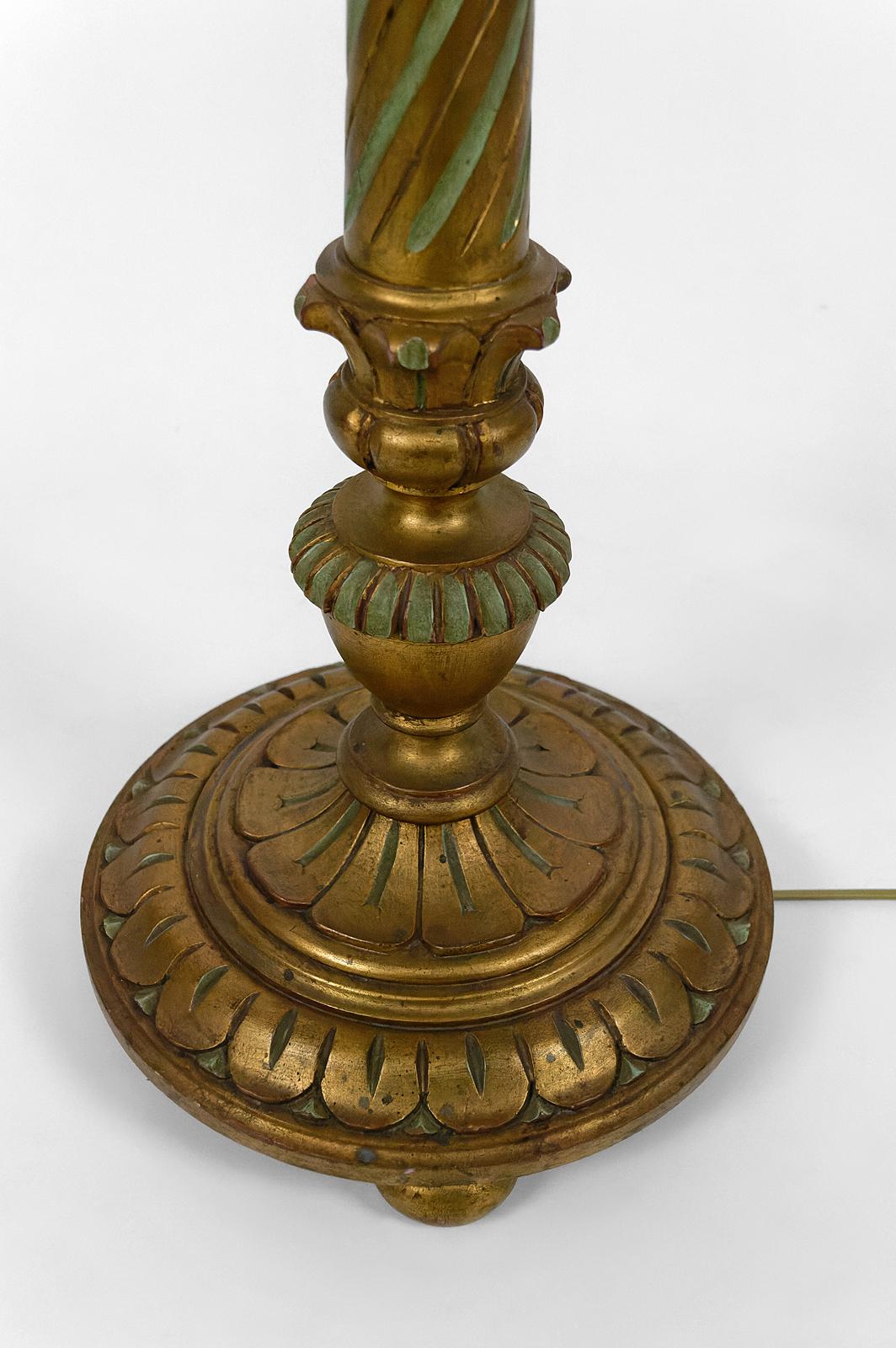 Lampadaire en bois sculpté doré et abat-jour en verre nacré, Art Deco, années 1920. en vente 12