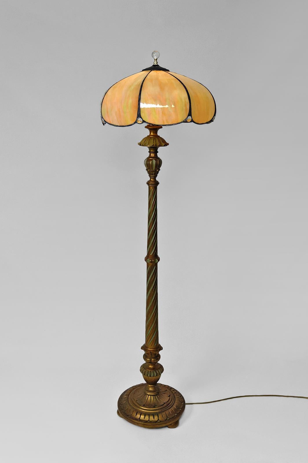 Sculpté Lampadaire en bois sculpté doré et abat-jour en verre nacré, Art Deco, années 1920. en vente