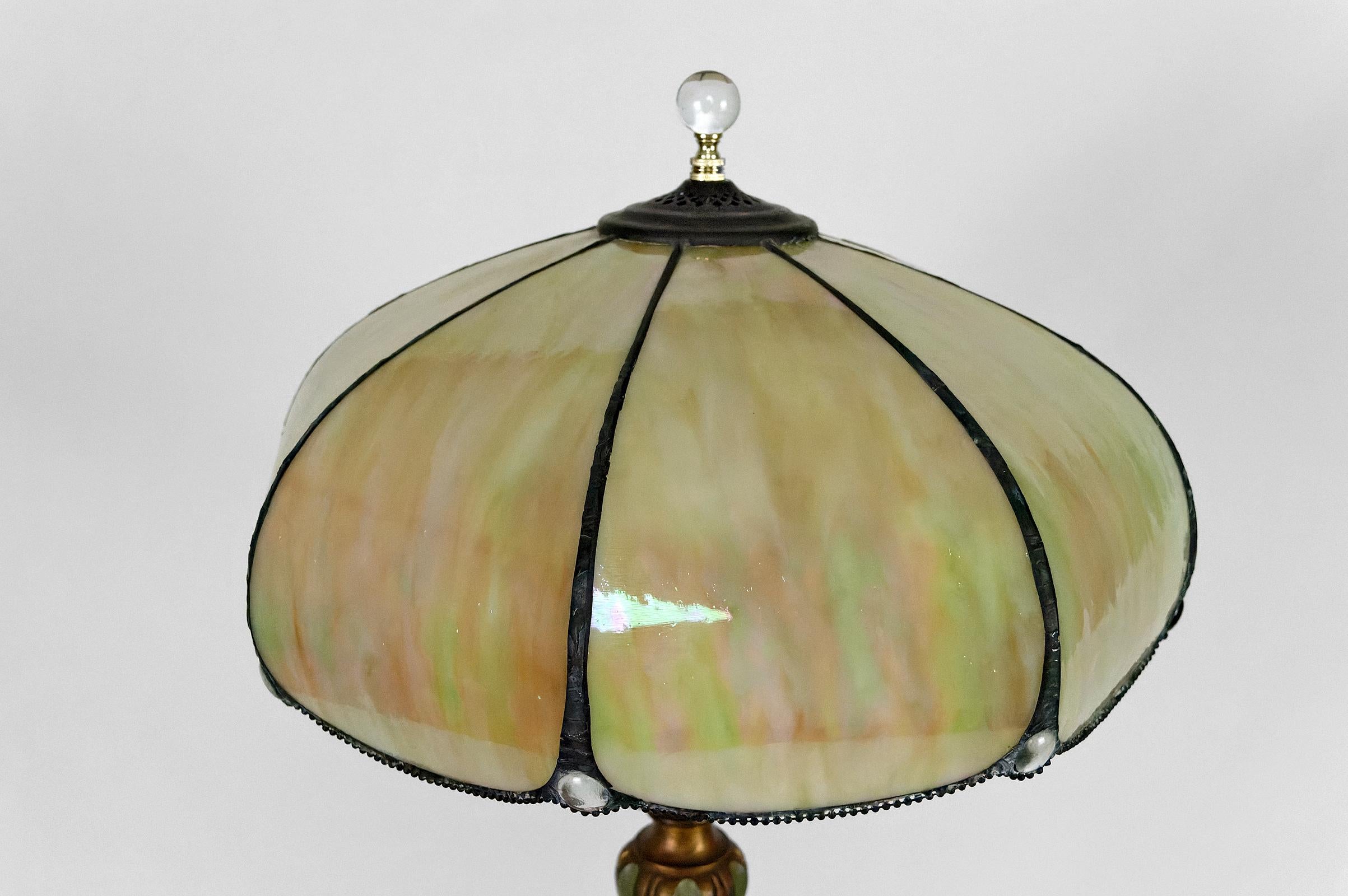 Floor lamp in gilded carved wood and pearly glass lampshade, Art Deco, 1920's For Sale 1