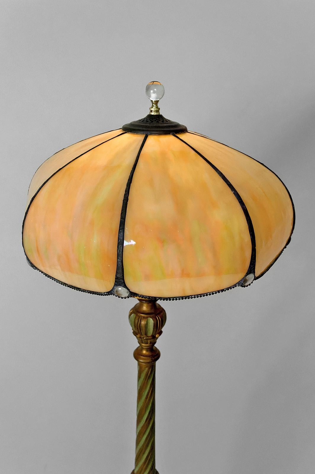 Lampadaire en bois sculpté doré et abat-jour en verre nacré, Art Deco, années 1920. en vente 1