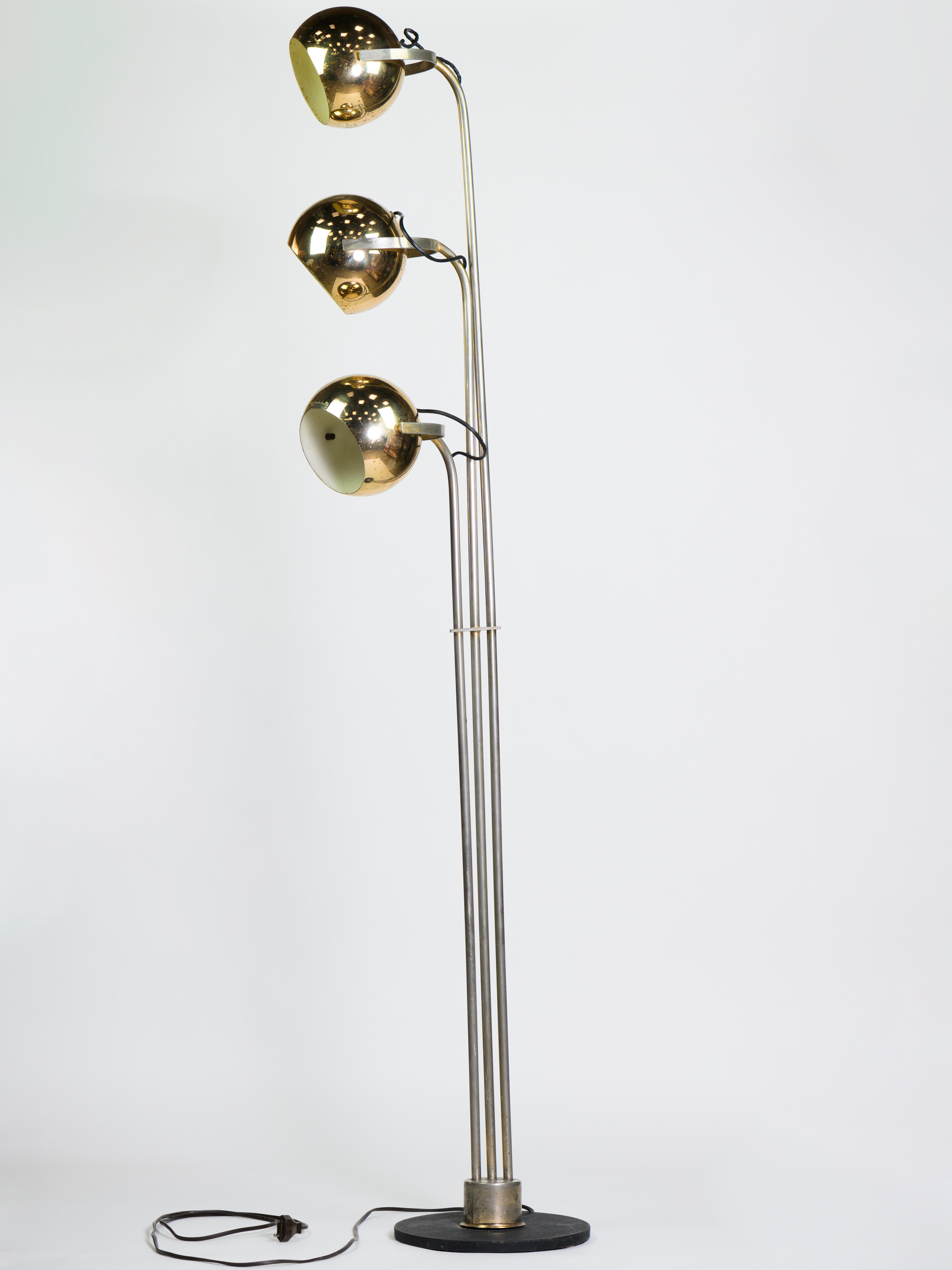 Elegant floor lamp in gilded metal made by Stilnovo during the 60'. 

3 orientables head with screx light bulbs. 

Black metal laquered feet. 