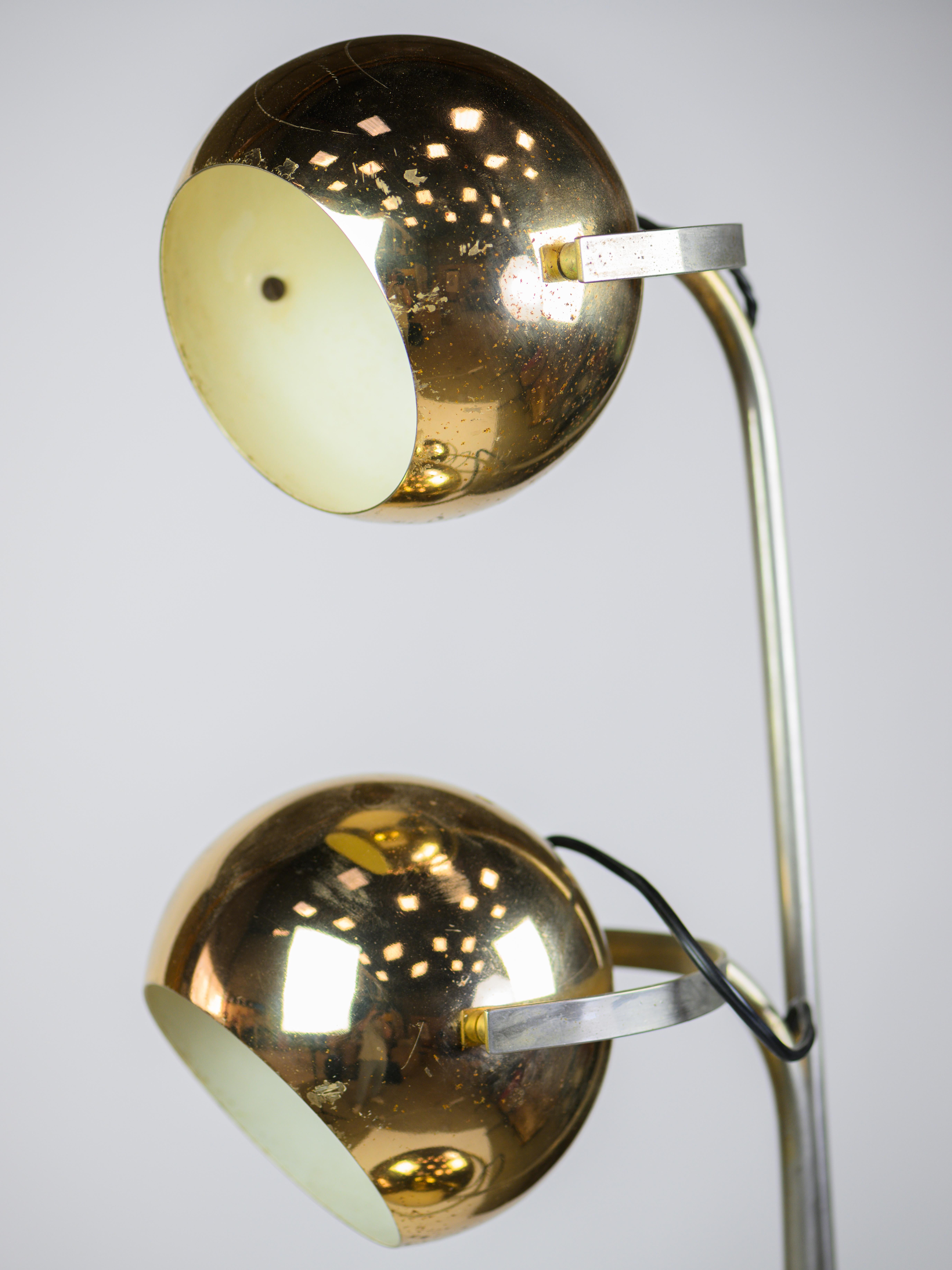 italien Lampadaire en métal doré et par Stilnovo avec 3 têtes rotatives et pied noir. en vente