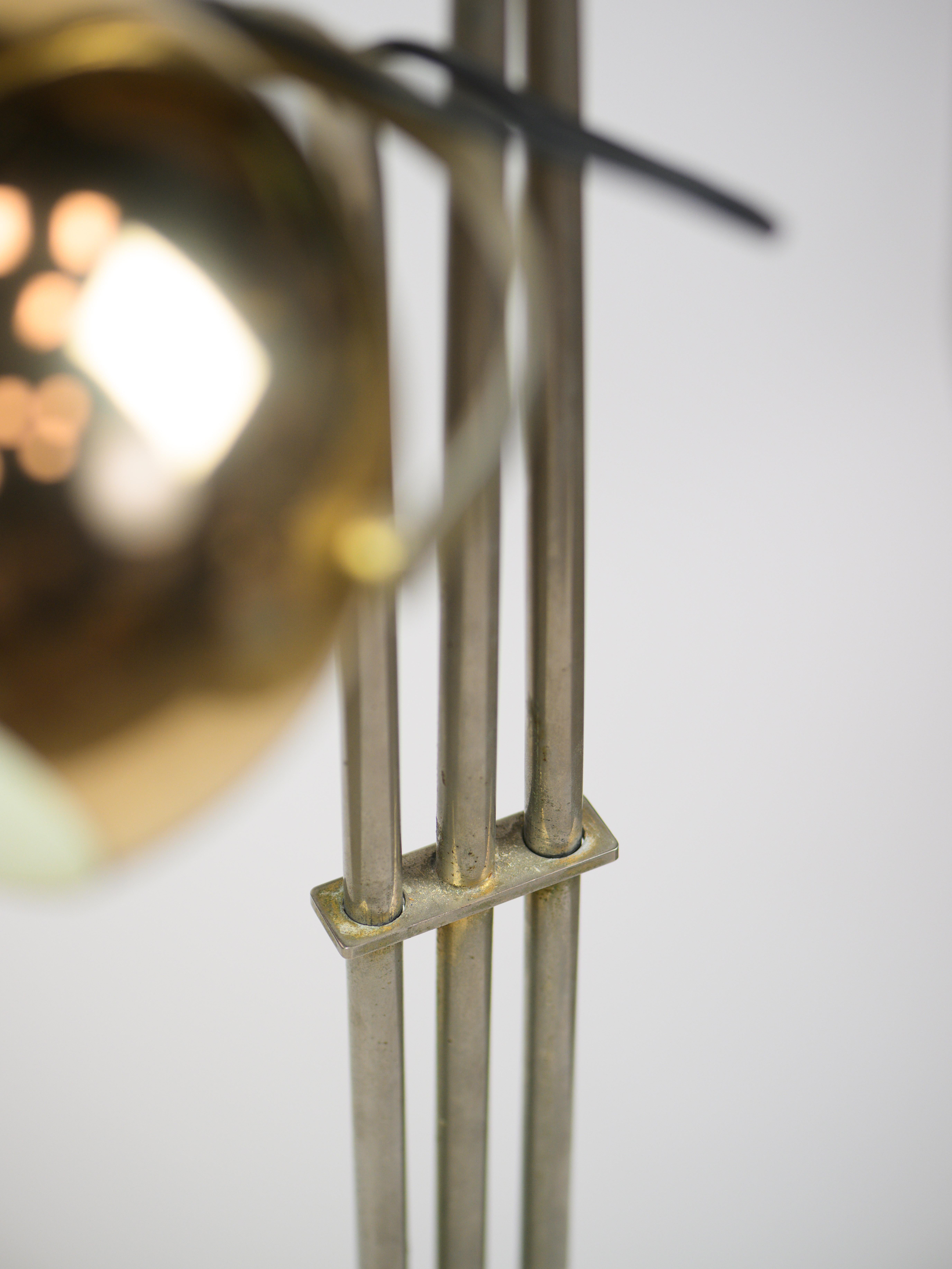 Milieu du XXe siècle Lampadaire en métal doré et par Stilnovo avec 3 têtes rotatives et pied noir. en vente