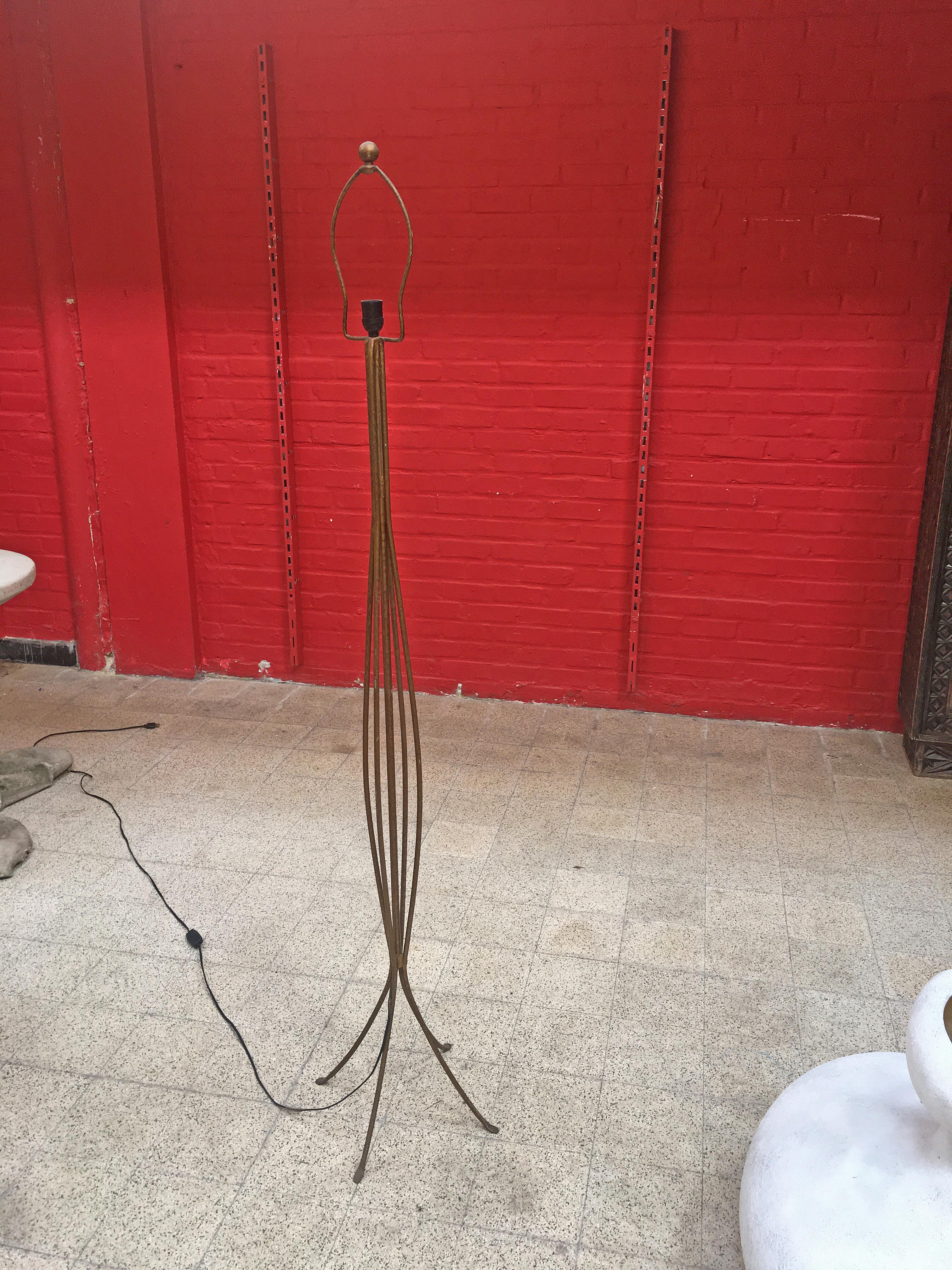 Lampada da terra in metallo dorato, 1950 circa In condizioni buone in vendita a Saint-Ouen, FR