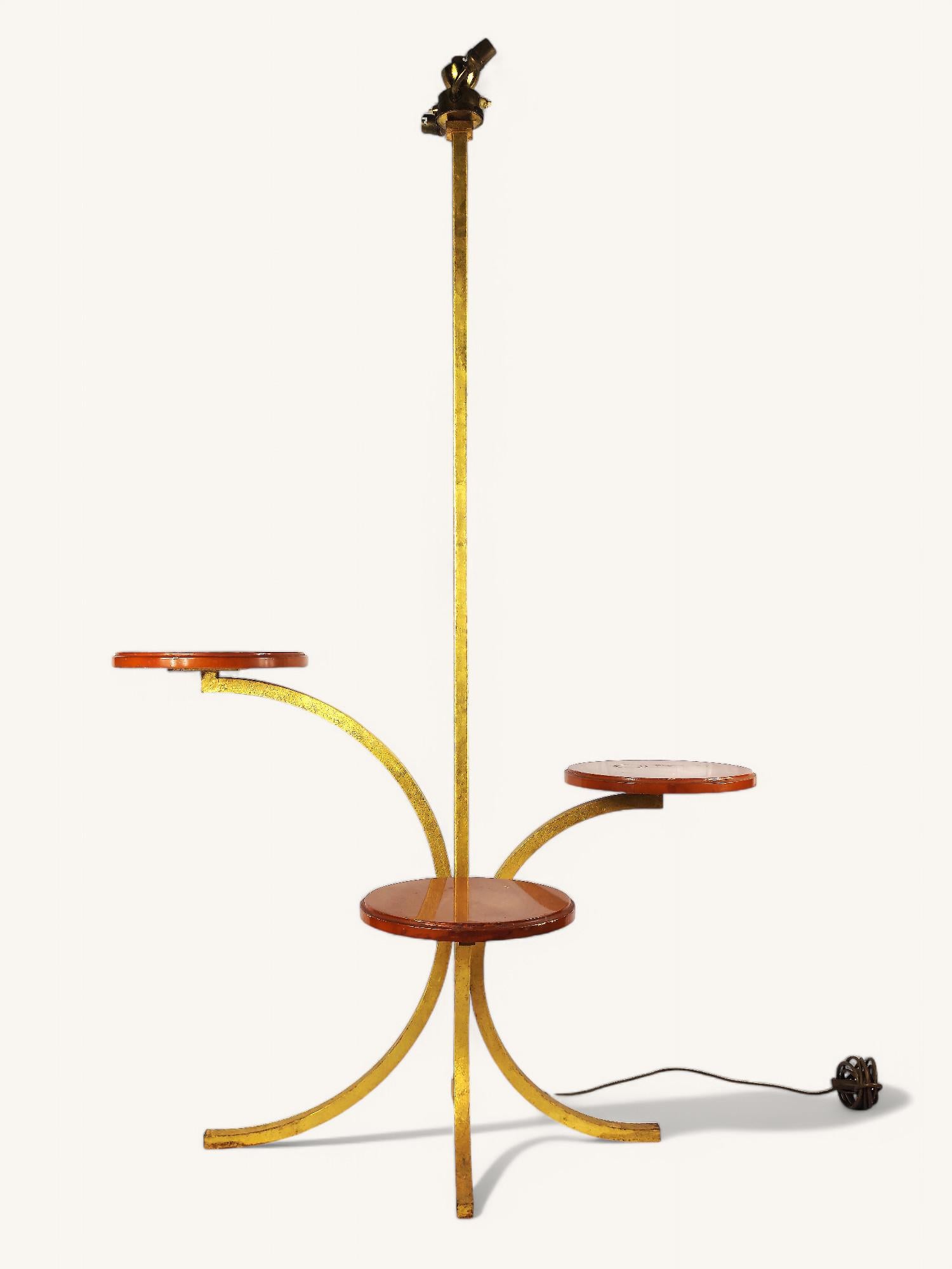 Rara lampada da terra in metallo dorato e tre ripiani in legno laccato marrone arancio.

I vassoi laccati hanno un diametro di 25 cm. Alcuni segni d'uso e ammaccature sui vassoi (possono essere rifatti su richiesta dell'acquirente prima della