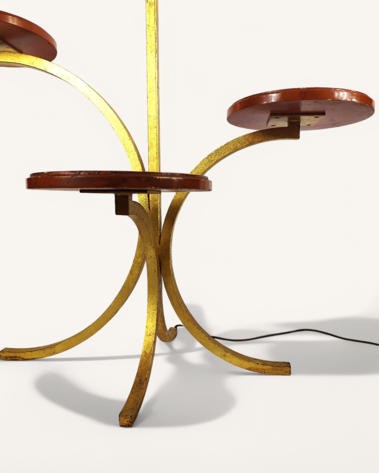 Mid-Century moderno Lampada da terra in metallo dorato con ripiani laccati di Robert Thibier (1926-2001) in vendita
