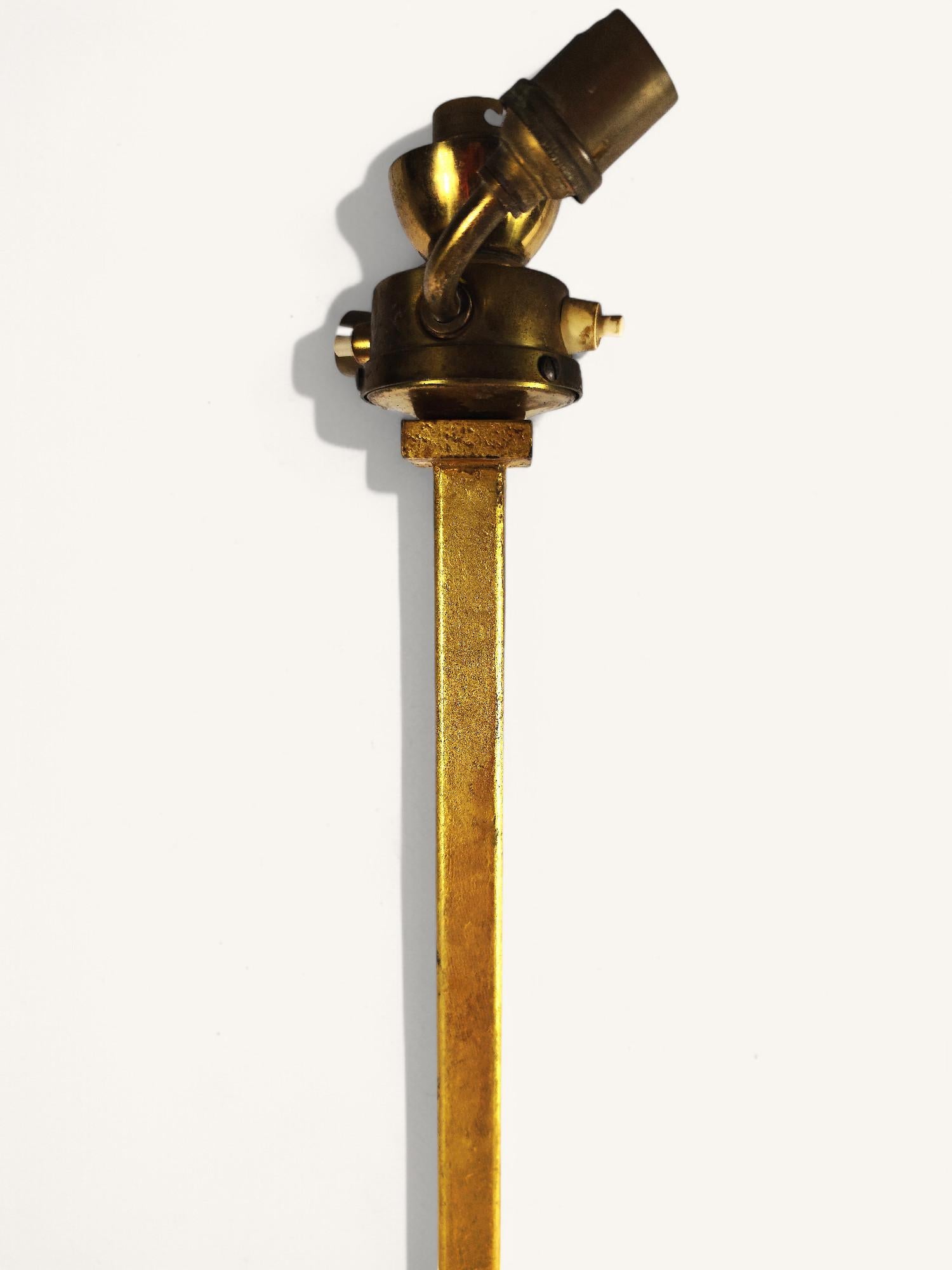 Francese Lampada da terra in metallo dorato con ripiani laccati di Robert Thibier (1926-2001) in vendita