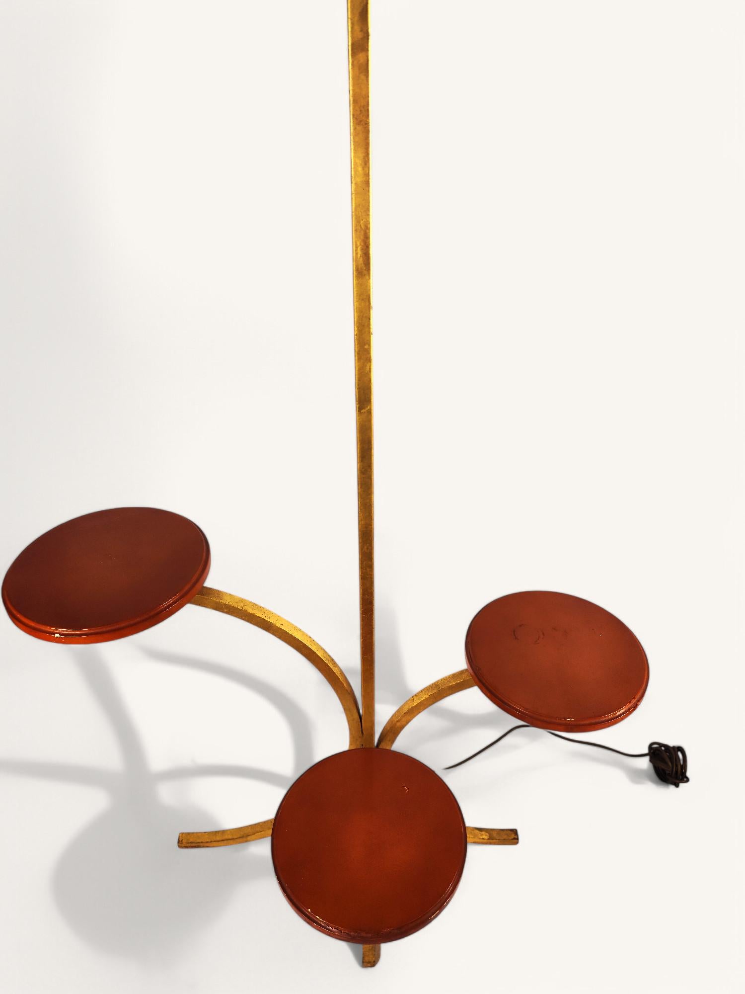 Dorato Lampada da terra in metallo dorato con ripiani laccati di Robert Thibier (1926-2001) in vendita