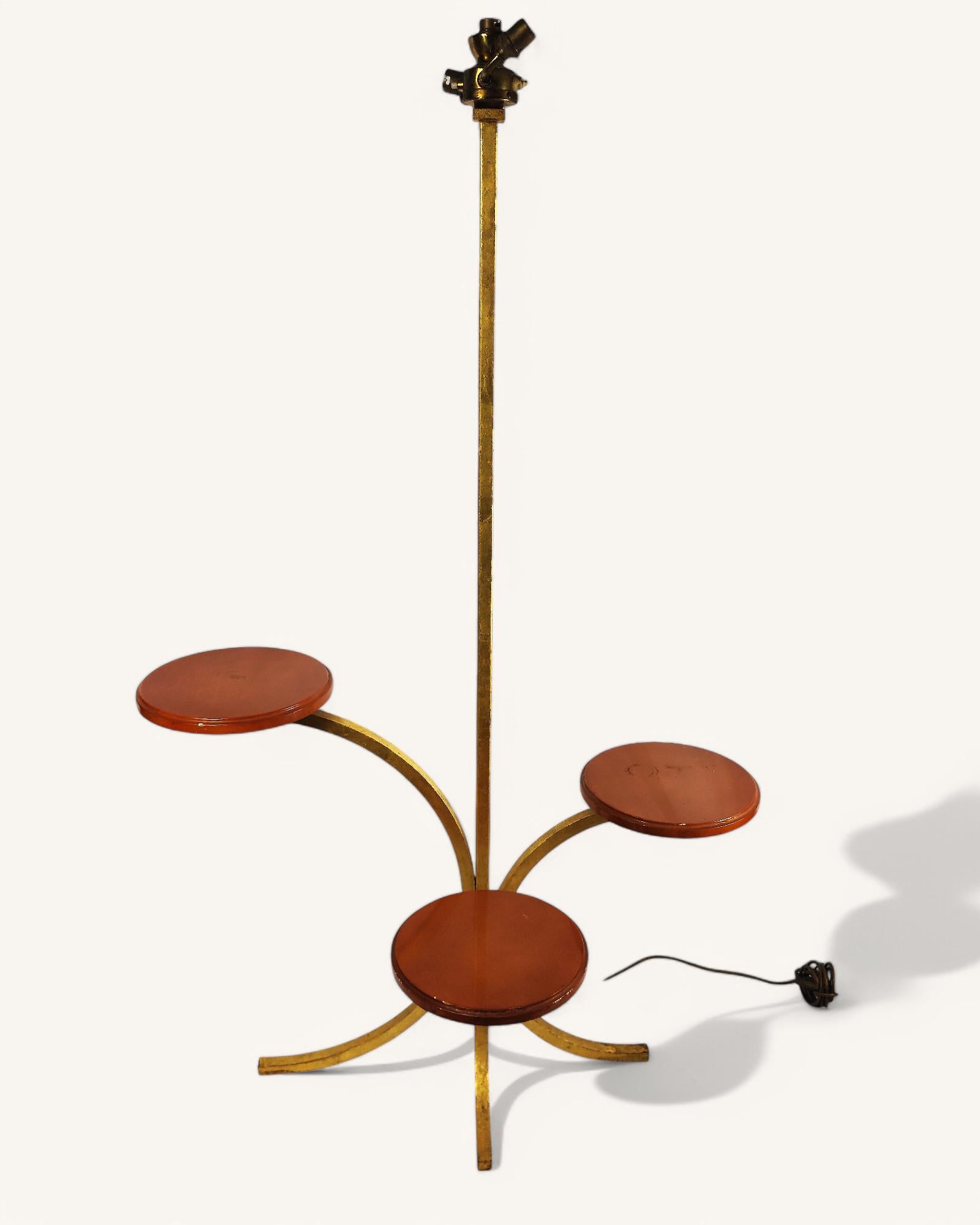 Lampada da terra in metallo dorato con ripiani laccati di Robert Thibier (1926-2001) In condizioni buone in vendita a MOUGINS, FR