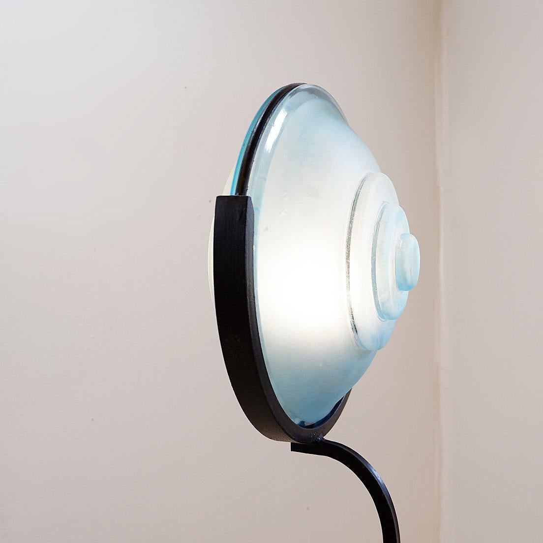 Lampada da terra in metallo e disco in vetro sabbiato in vendita 3