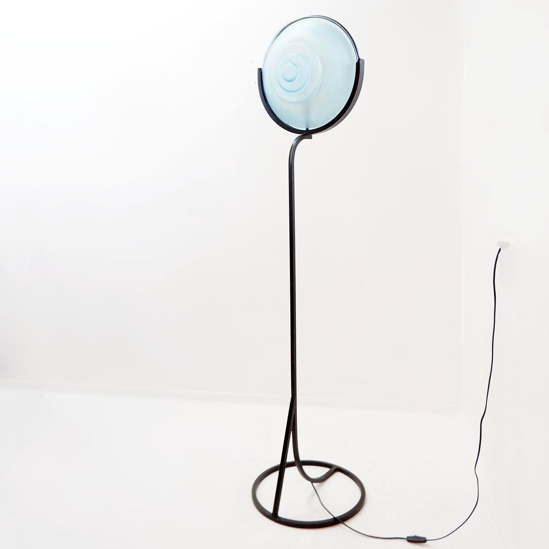 Lampada da terra in metallo e disco in vetro sabbiato in vendita 6