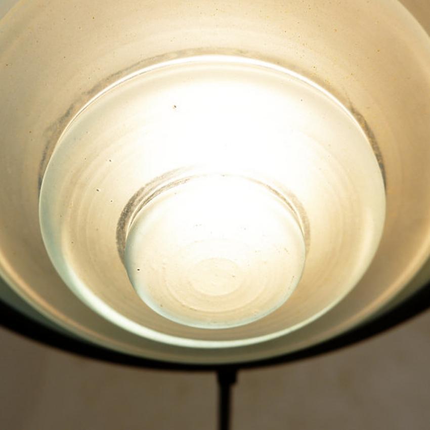 Lampada da terra in metallo e disco in vetro sabbiato in vendita 7