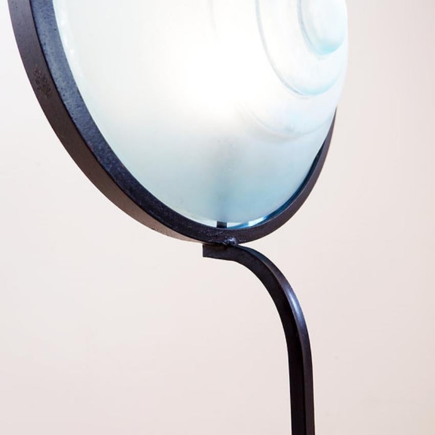 Lampada da terra in metallo e disco in vetro sabbiato
Lampada da terra industriale - Senza tempo
Misure: Ø 40cm H:167cm - Disco Ø 42cm 
Materiali : metallo - vetro sabbiato