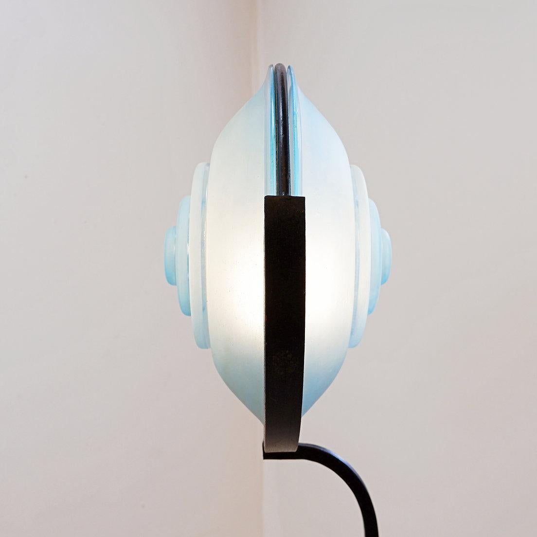 Sabbiatura Lampada da terra in metallo e disco in vetro sabbiato in vendita