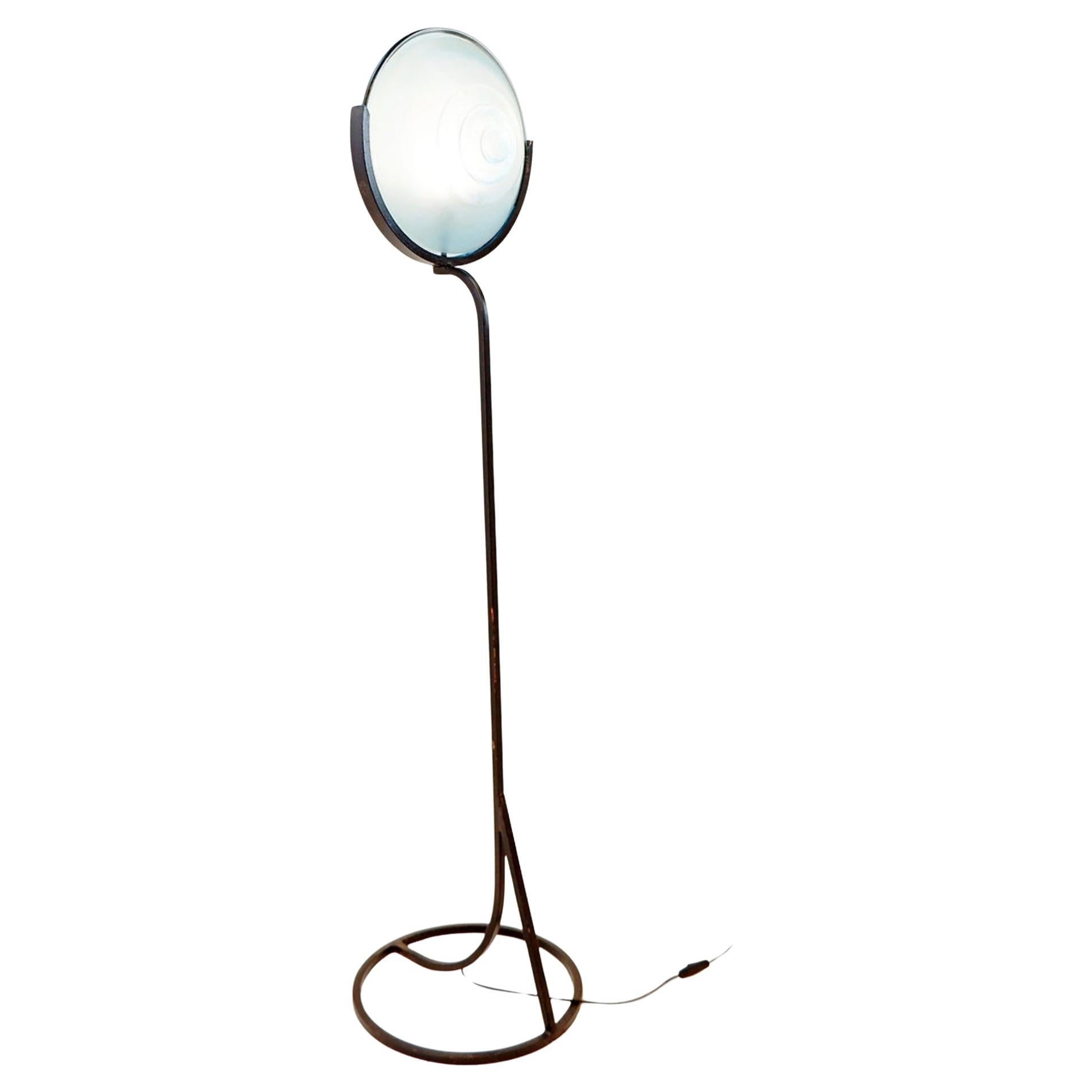 Lampada da terra in metallo e disco in vetro sabbiato in vendita