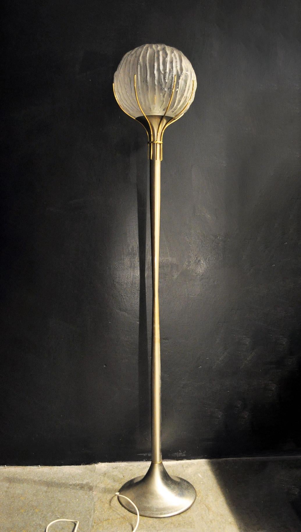 Floor lamp with brass structure, steel base, Murano glass lampshade.
Producer Luci Illuminazione 
1960s.