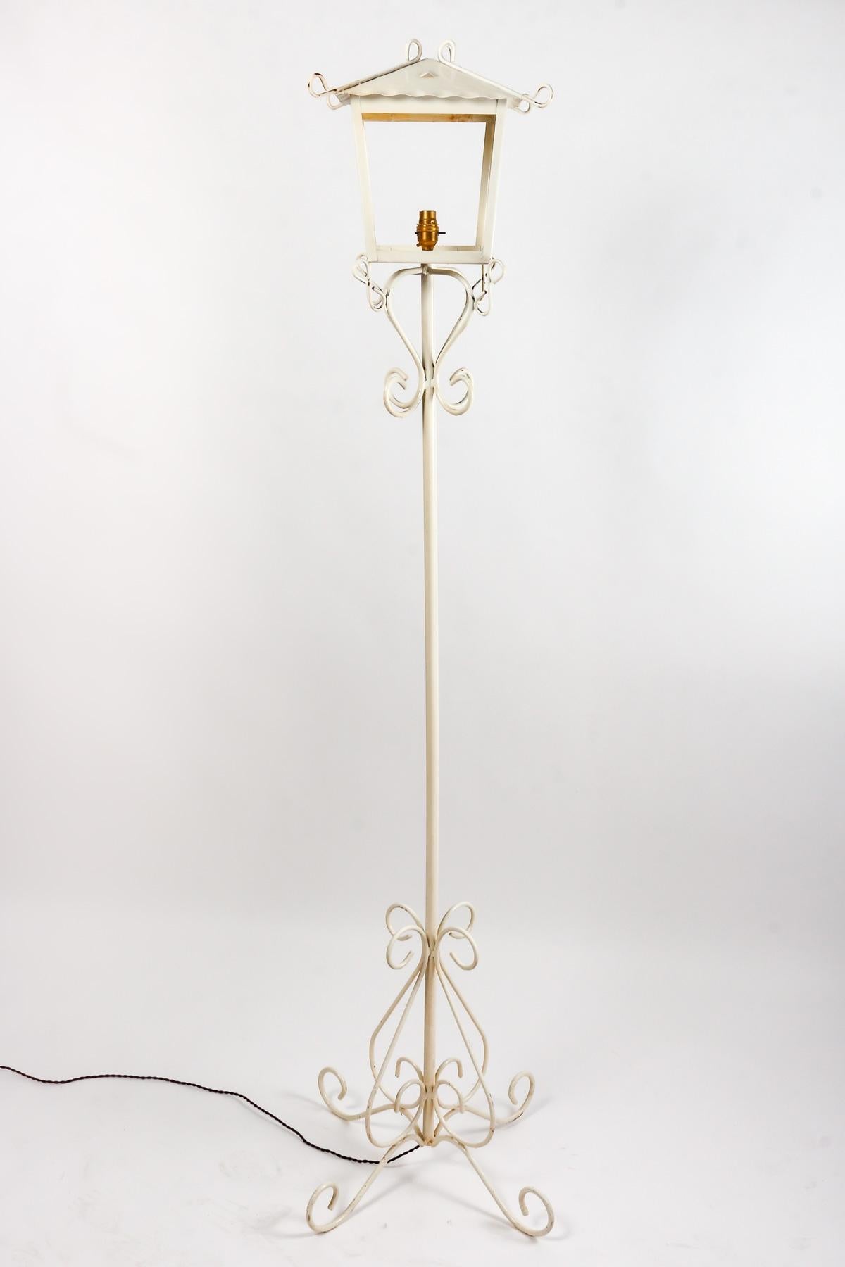 Mid-Century Modern Floor lamp in Painted Wrought Iron by Maison R.Gleizes, 1950-1960 Design. For Sale