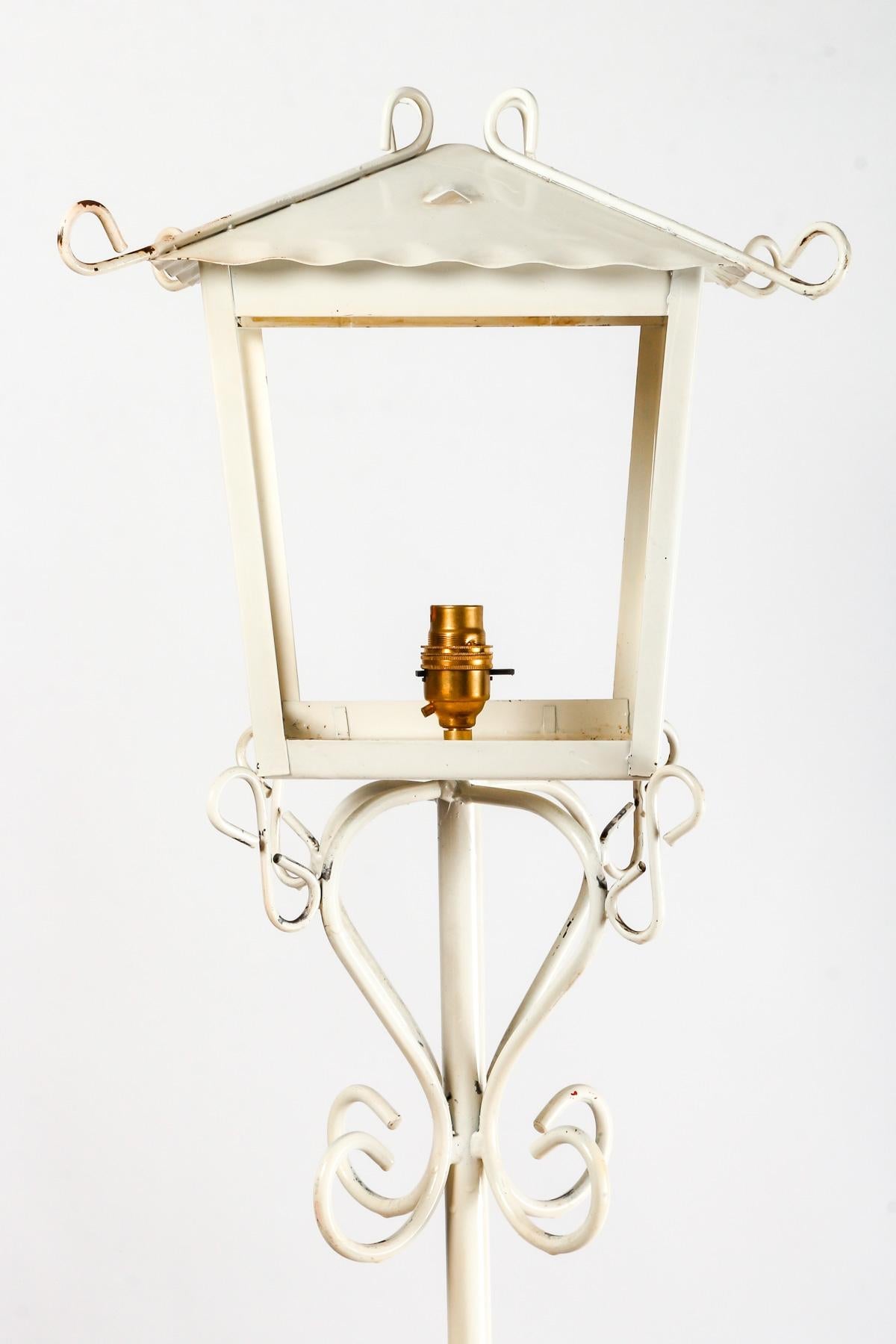 French Floor lamp in Painted Wrought Iron by Maison R.Gleizes, 1950-1960 Design. For Sale