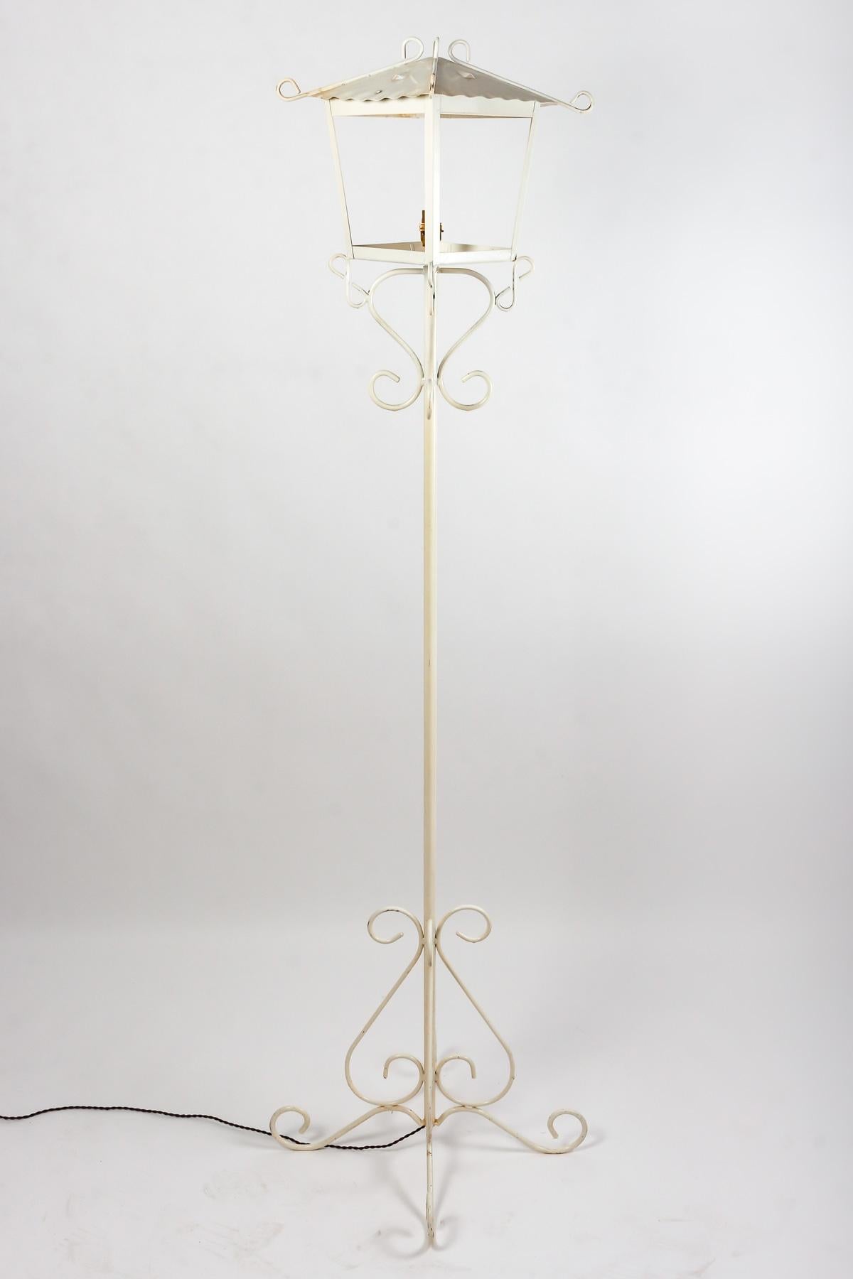 Floor lamp in Painted Wrought Iron by Maison R.Gleizes, 1950-1960 Design. For Sale 2