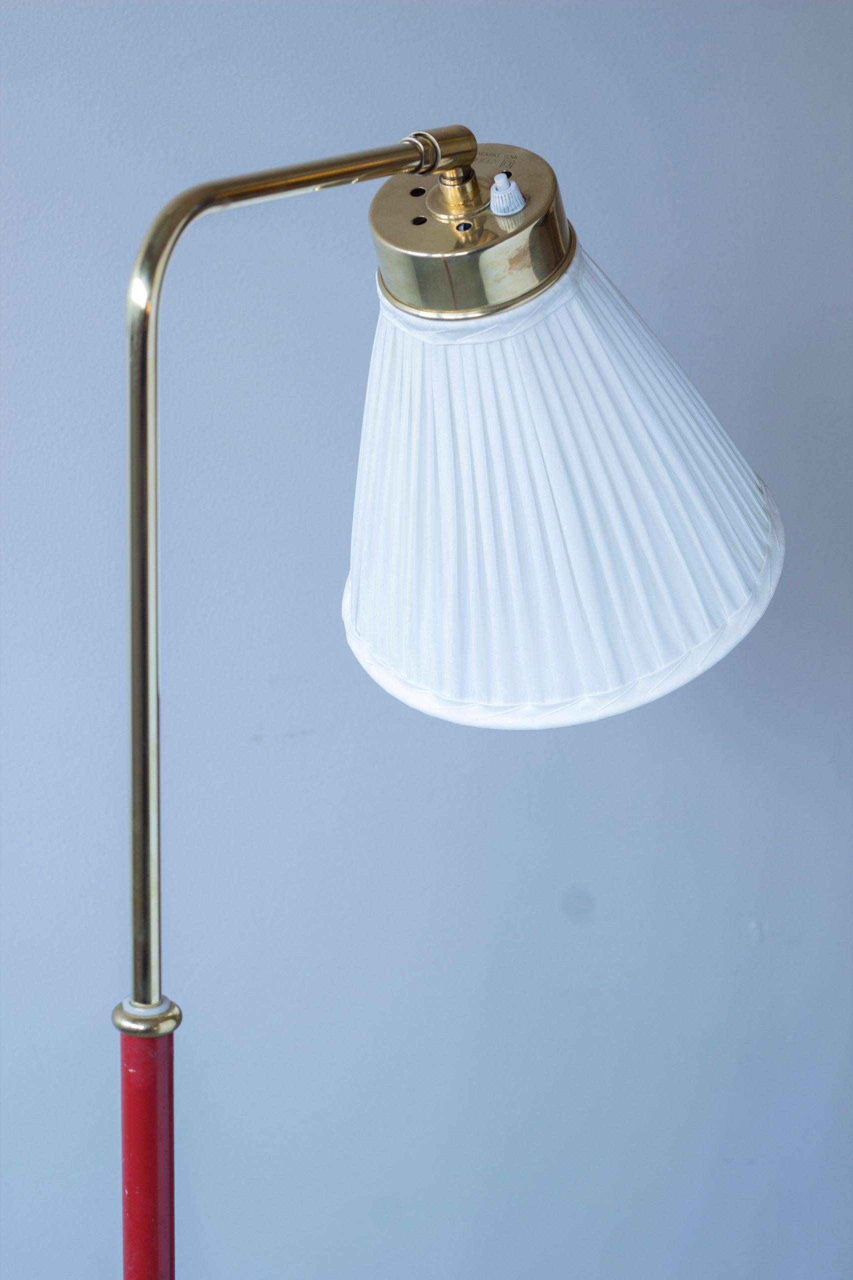 Lámpara de pie en rojo y latón de Josef Frank. Firma Svenskt Tenn, 1960, Suecia en venta 3
