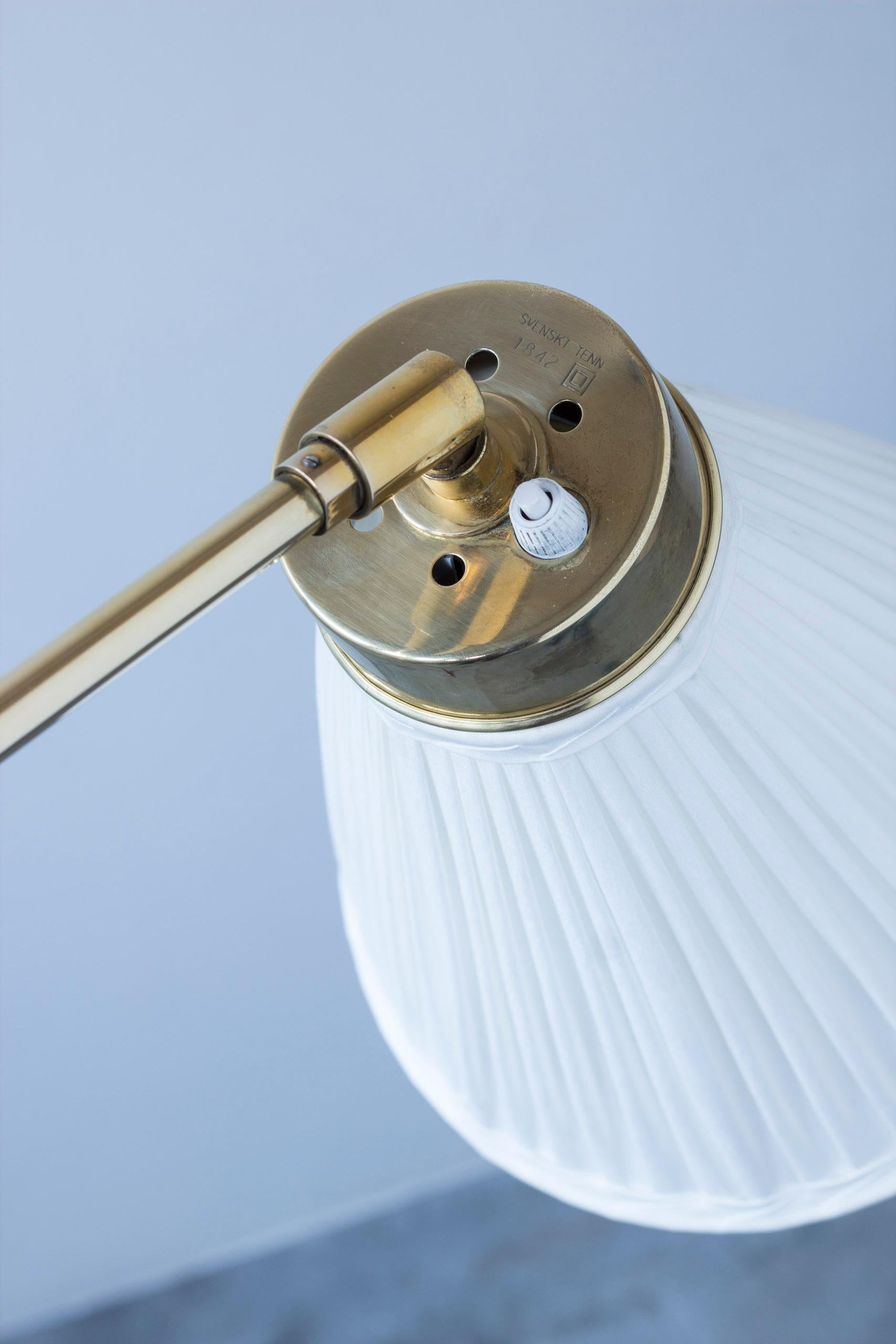 Lámpara de pie en rojo y latón de Josef Frank. Firma Svenskt Tenn, 1960, Suecia en venta 4