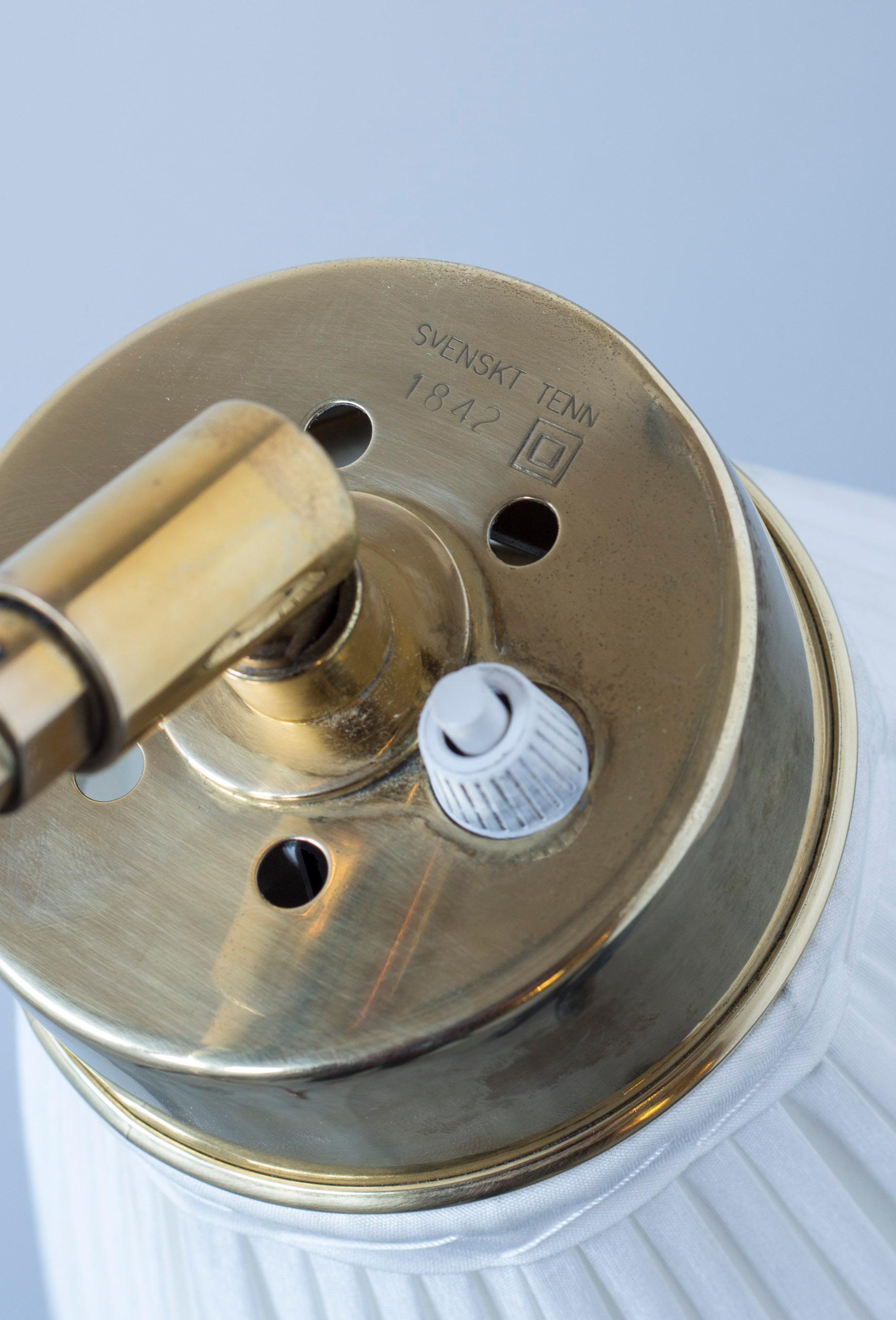 Lámpara de pie en rojo y latón de Josef Frank. Firma Svenskt Tenn, 1960, Suecia en venta 5