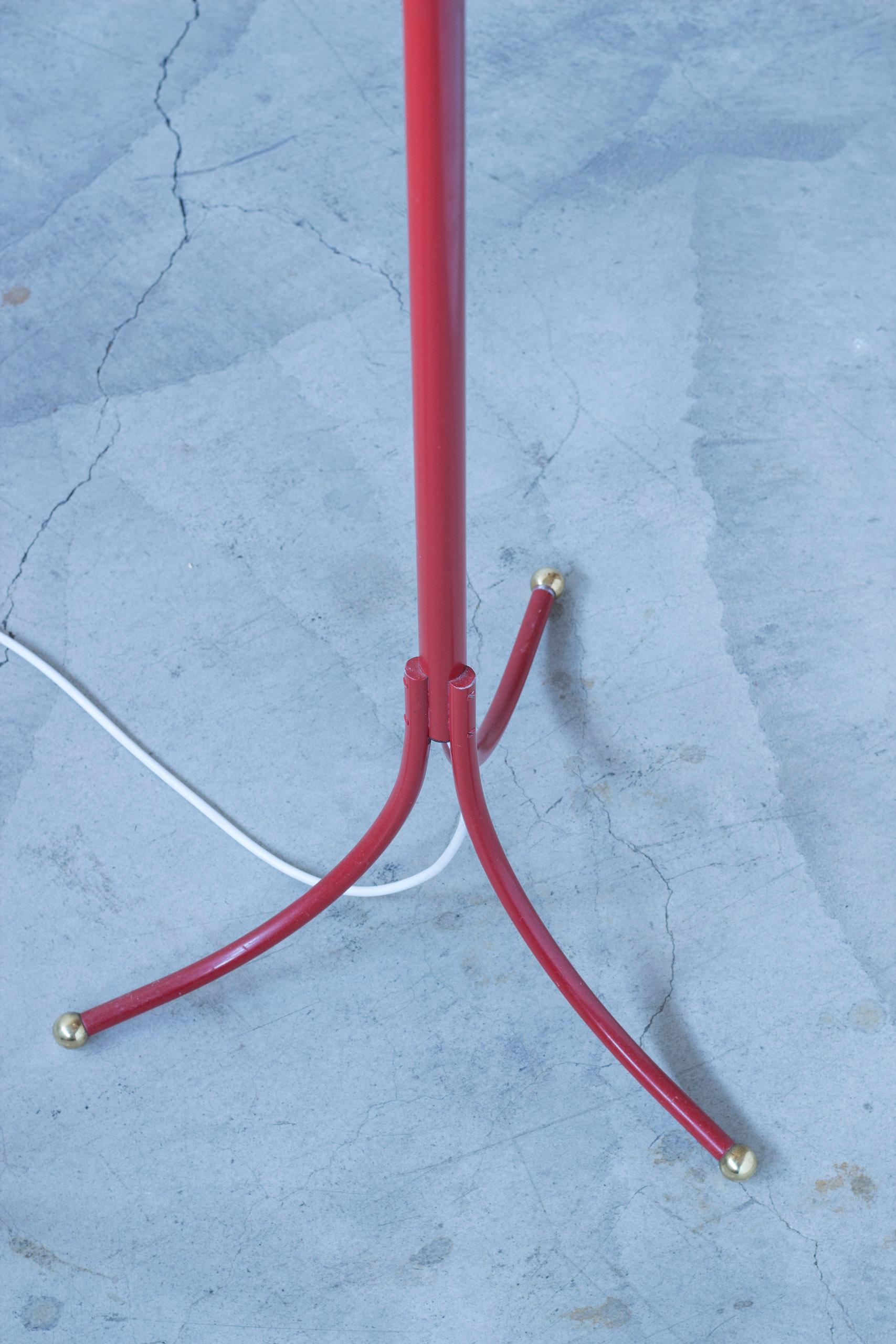 Lámpara de pie en rojo y latón de Josef Frank. Firma Svenskt Tenn, 1960, Suecia en venta 6