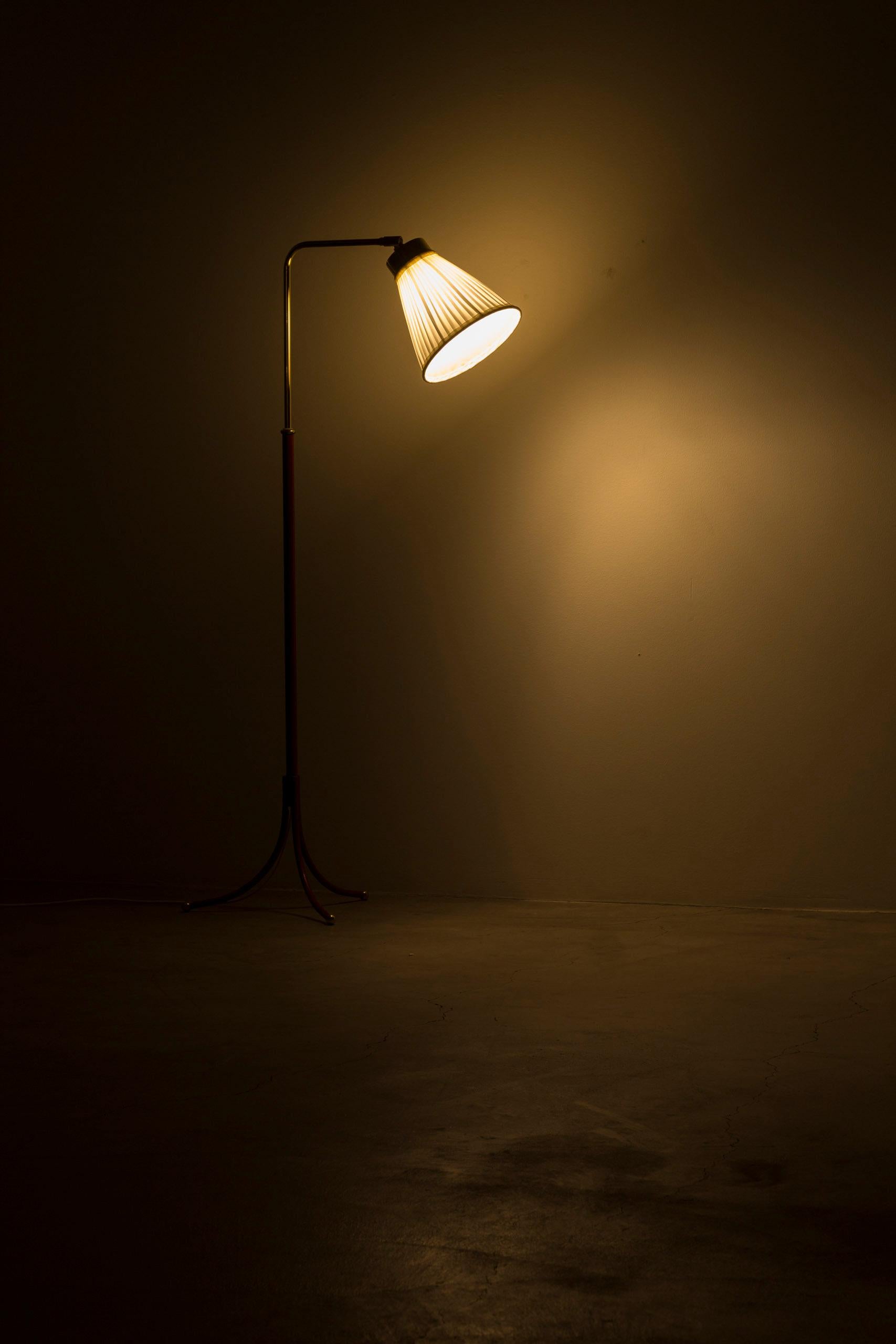 Lámpara de pie en rojo y latón de Josef Frank. Firma Svenskt Tenn, 1960, Suecia Latón en venta