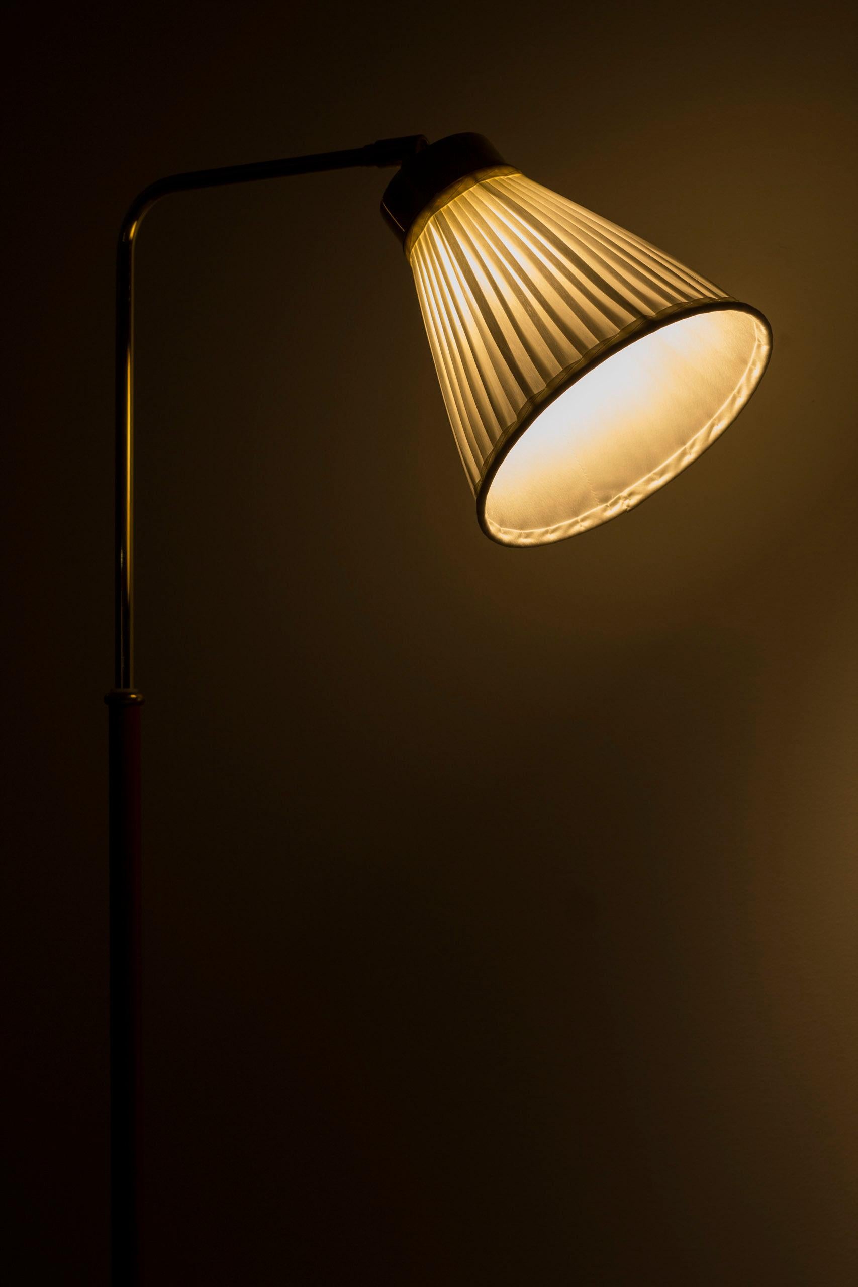 Lámpara de pie en rojo y latón de Josef Frank. Firma Svenskt Tenn, 1960, Suecia en venta 1