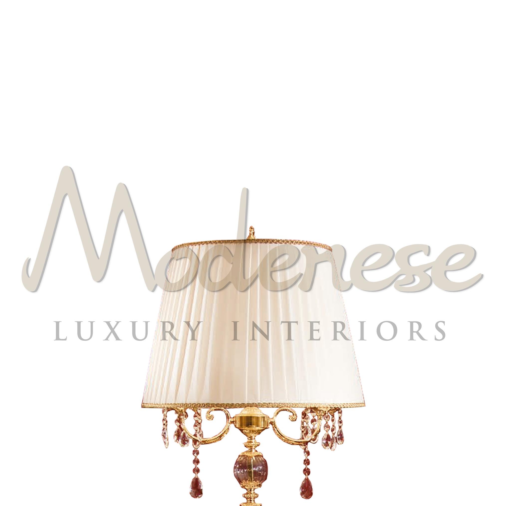 Tauchen Sie ein in den Charme dieser Stehleuchte von Modenese Luxury Interiors. Die gerade Linie des zentralen Mastes, der mit einer 24-karätigen, antiken Vergoldung verziert ist, hält sorgfältig 2 Lichter, die von einem breiten, elfenbeinfarbenen