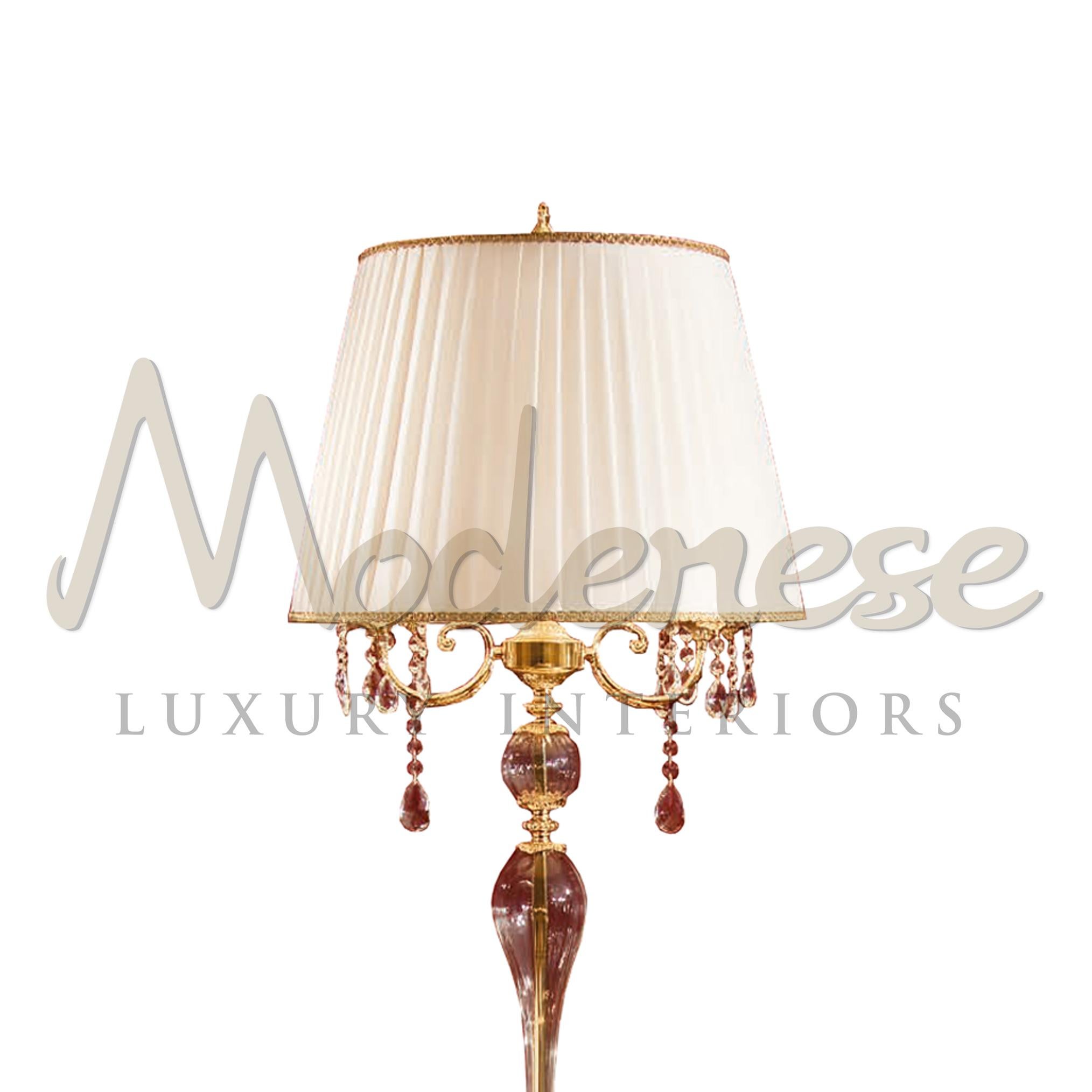 Stehlampe aus rotem Kristall und Blattgold von Modenese Luxury Interiors (Italienisch) im Angebot