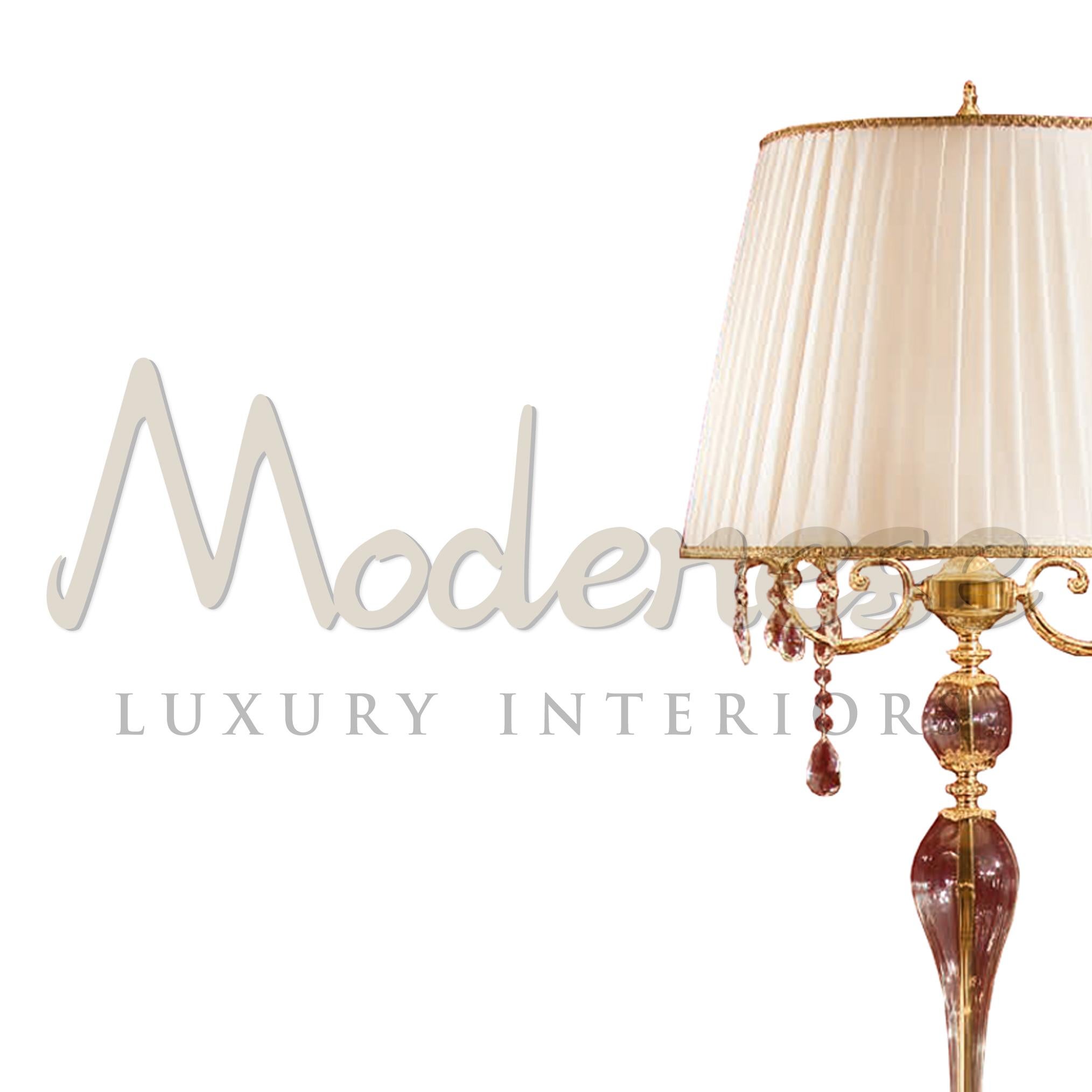 Stehlampe aus rotem Kristall und Blattgold von Modenese Luxury Interiors (Handgefertigt) im Angebot