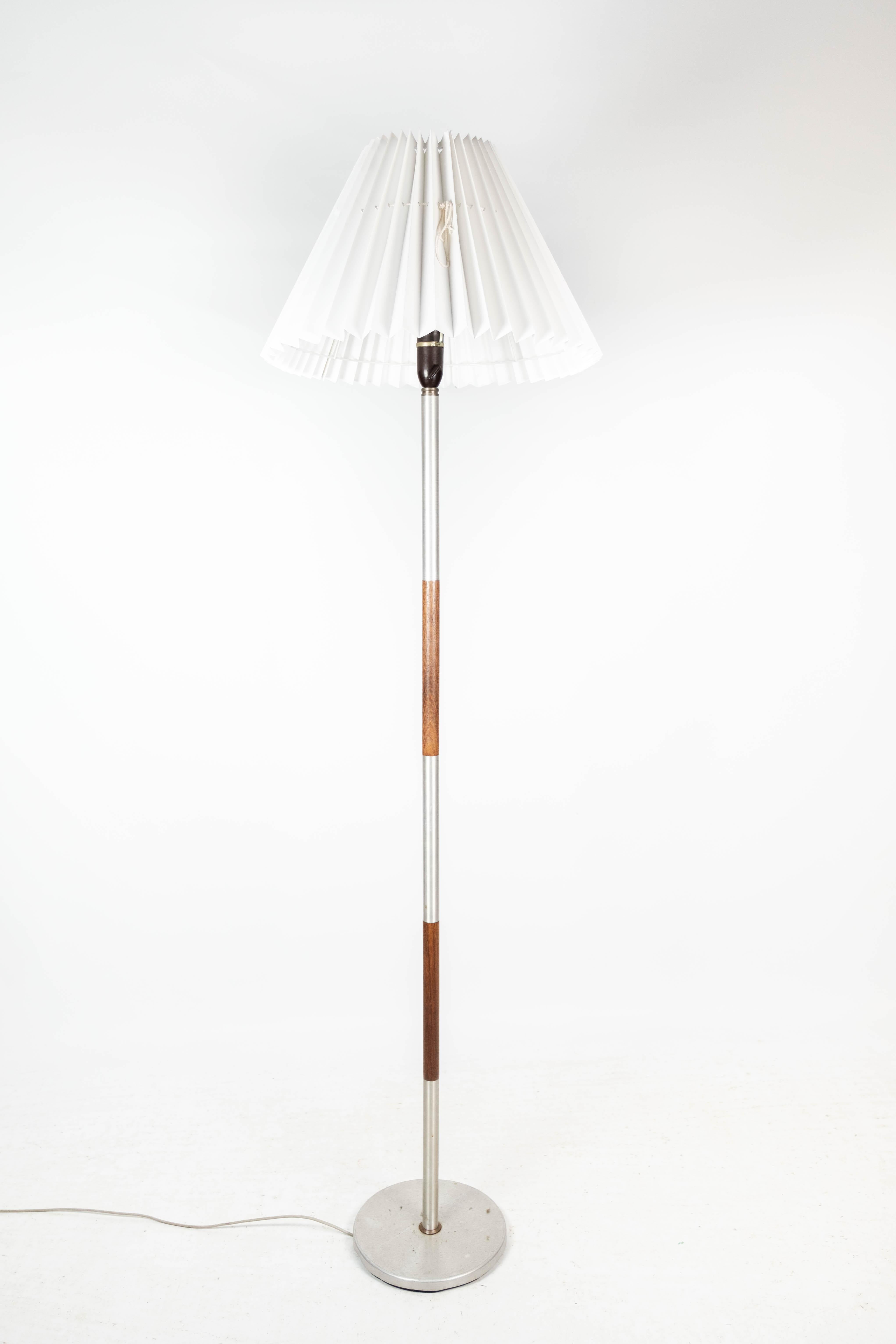 Floor lamp in rosewood and metal, of Danish design from the 1960s. When buying this lamp, a hand made white shade of Danish design is included in the price. The lamp is in great vintage condition.
