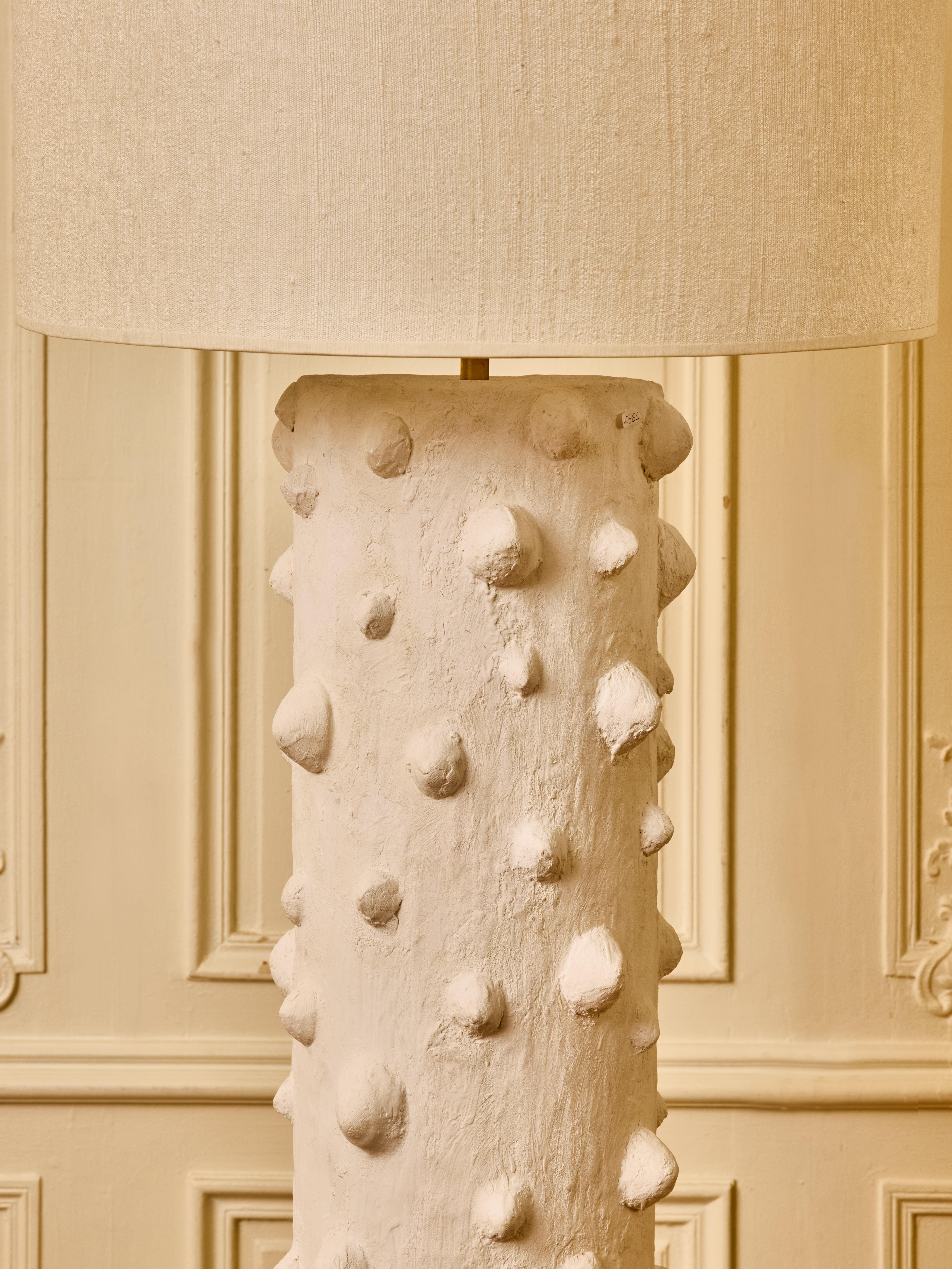 Superb floor lamp in sculpted plaster.
Signed piece by the french artist LYNX.
France, 2025.

Height without shade: 150 cm
