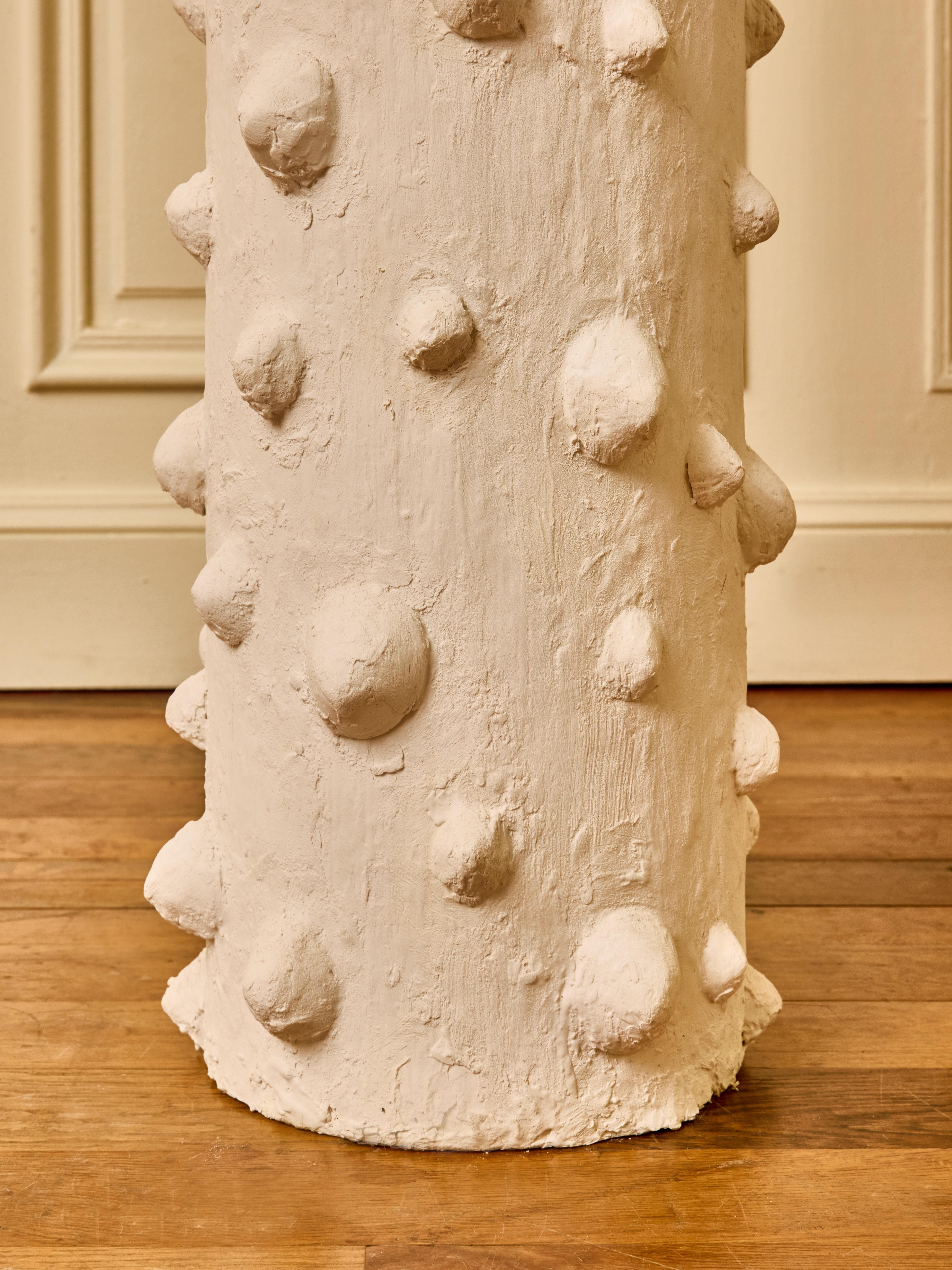 Modern Floor lamp in sculpted plaster signed by LYNX For Sale