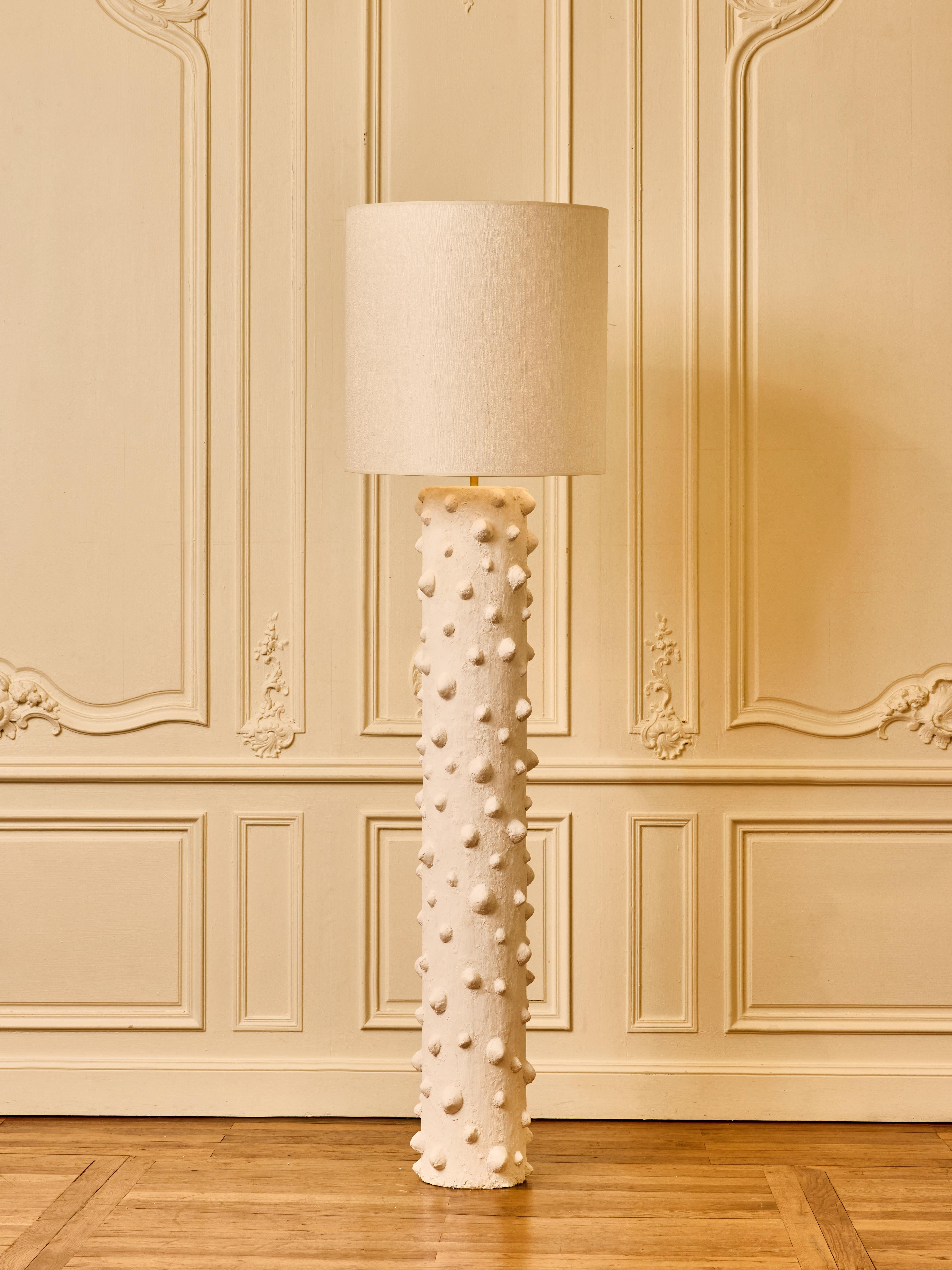 Floor lamp in sculpted plaster signed by LYNX In Excellent Condition For Sale In Saint-Ouen (PARIS), FR