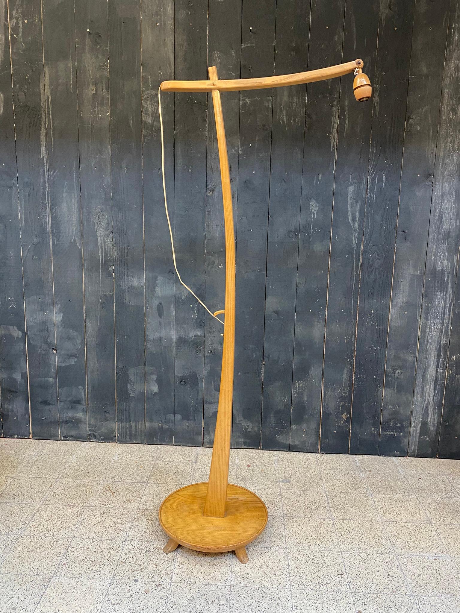 Lampada da terra in ciliegio massiccio e impiallacciatura di ciliegio circa 1950/1960
La lampada è dotata di un interruttore in legno 

Manca il paralume.