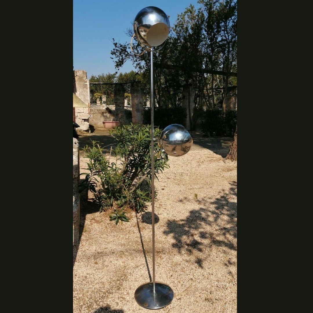 splendid large floor lamp, production and design by goffredo reggiani from the 70s, large and imposing

chromed steel structure, heavy metal base, pair of sphere diffusers with push-button ignition on each of them, adjustable in a thousand