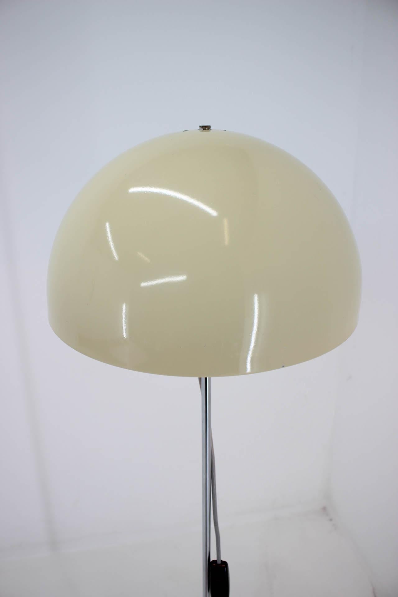 Floor lamp with adjustable shade.
Fully functional
2x60W, E27 bulbs.