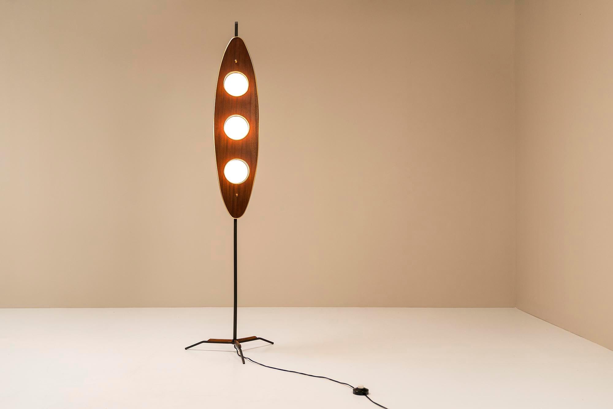 Very stylish and eye-catching floor lamp from the 1970s, it reminds us of the style of the Italian designer Goffredo Reggiani. The three legs ensure that the base is lifted a few centimeters off the floor. Aesthetically pleasing but also very
