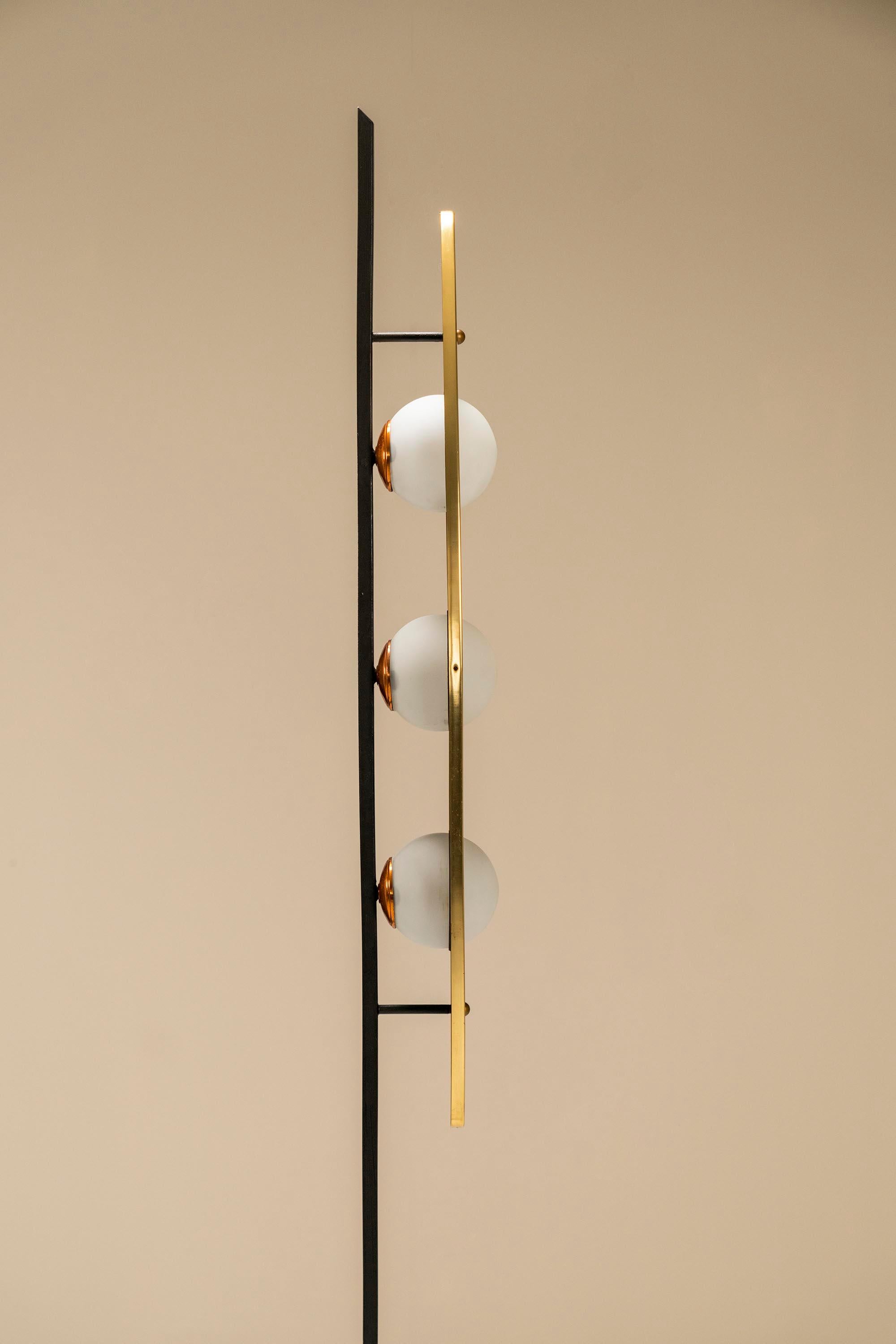 Floor Lamp in Teak and Brass in the Style of Goffredo Reggiani, Italy, 1970s In Good Condition In Hellouw, NL
