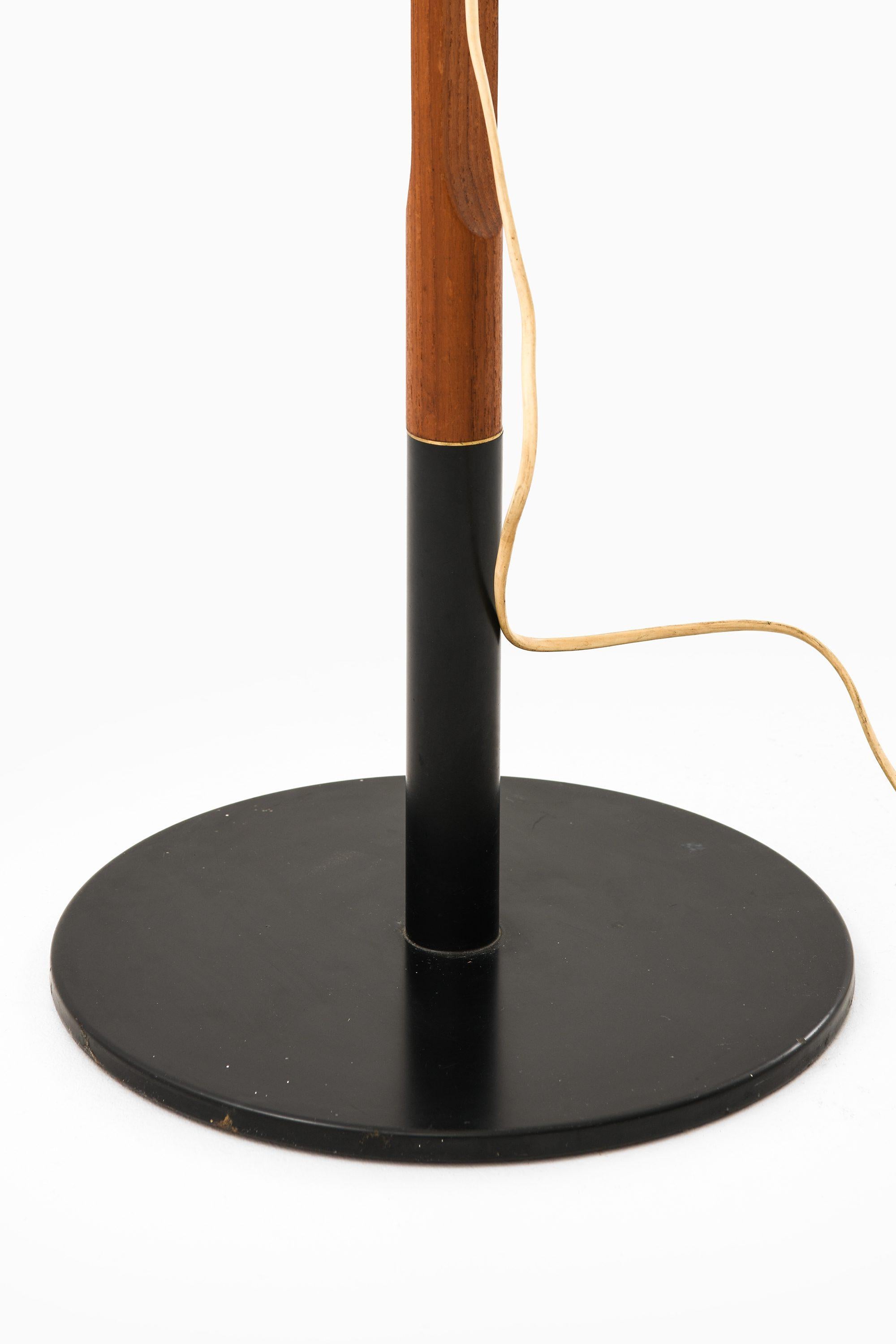 Laqué Lampadaire en teck, métal laqué noir et laiton de Vilhelm Wohlert, 1957 en vente