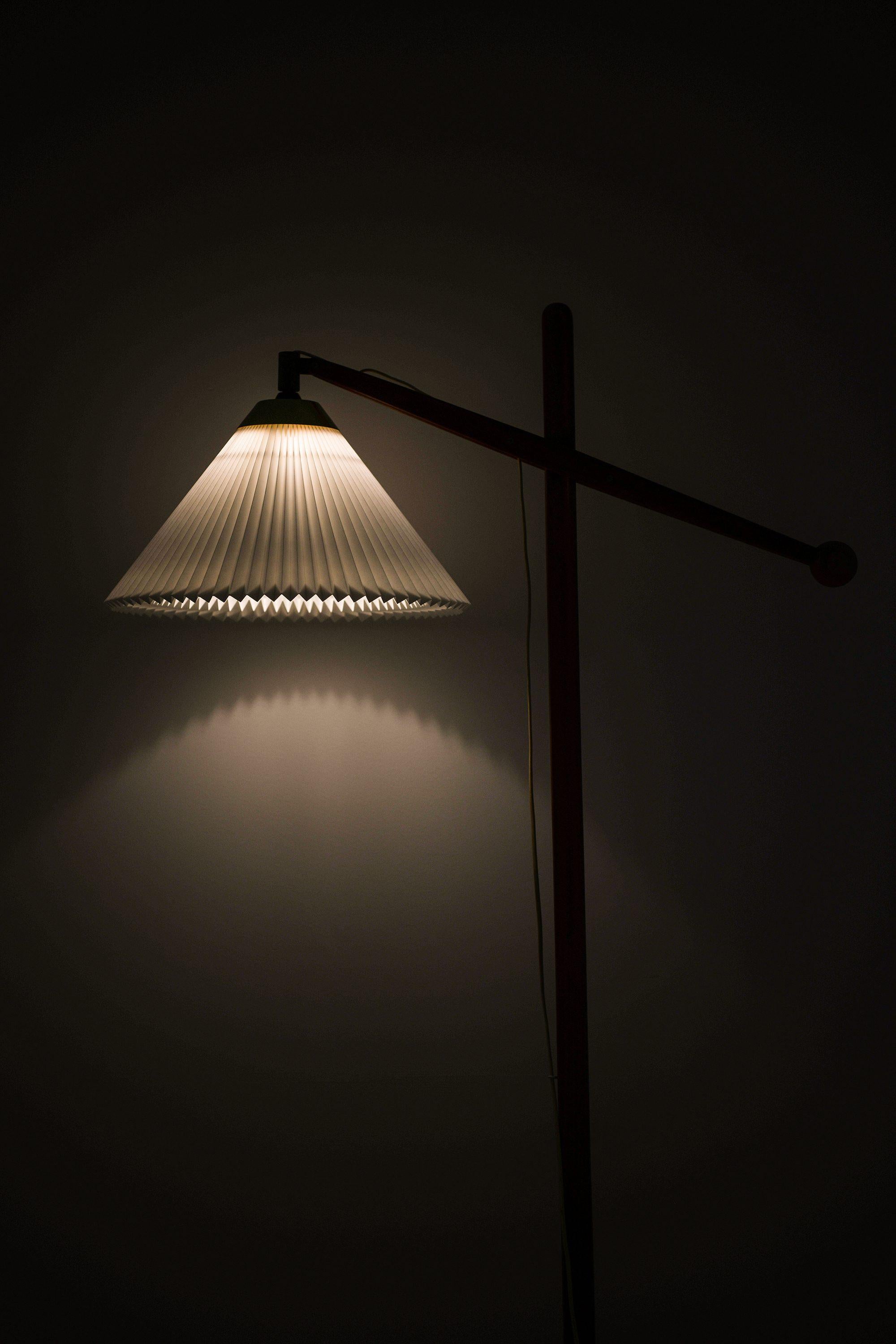Lampadaire en teck, métal laqué noir et laiton de Vilhelm Wohlert, 1957 Bon état - En vente à Limhamn, Skåne län