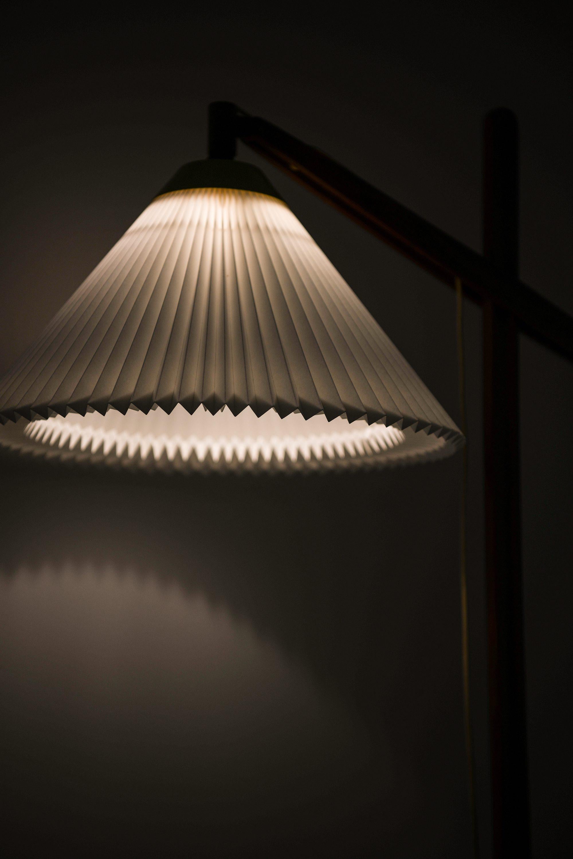 20ième siècle Lampadaire en teck, métal laqué noir et laiton de Vilhelm Wohlert, 1957 en vente